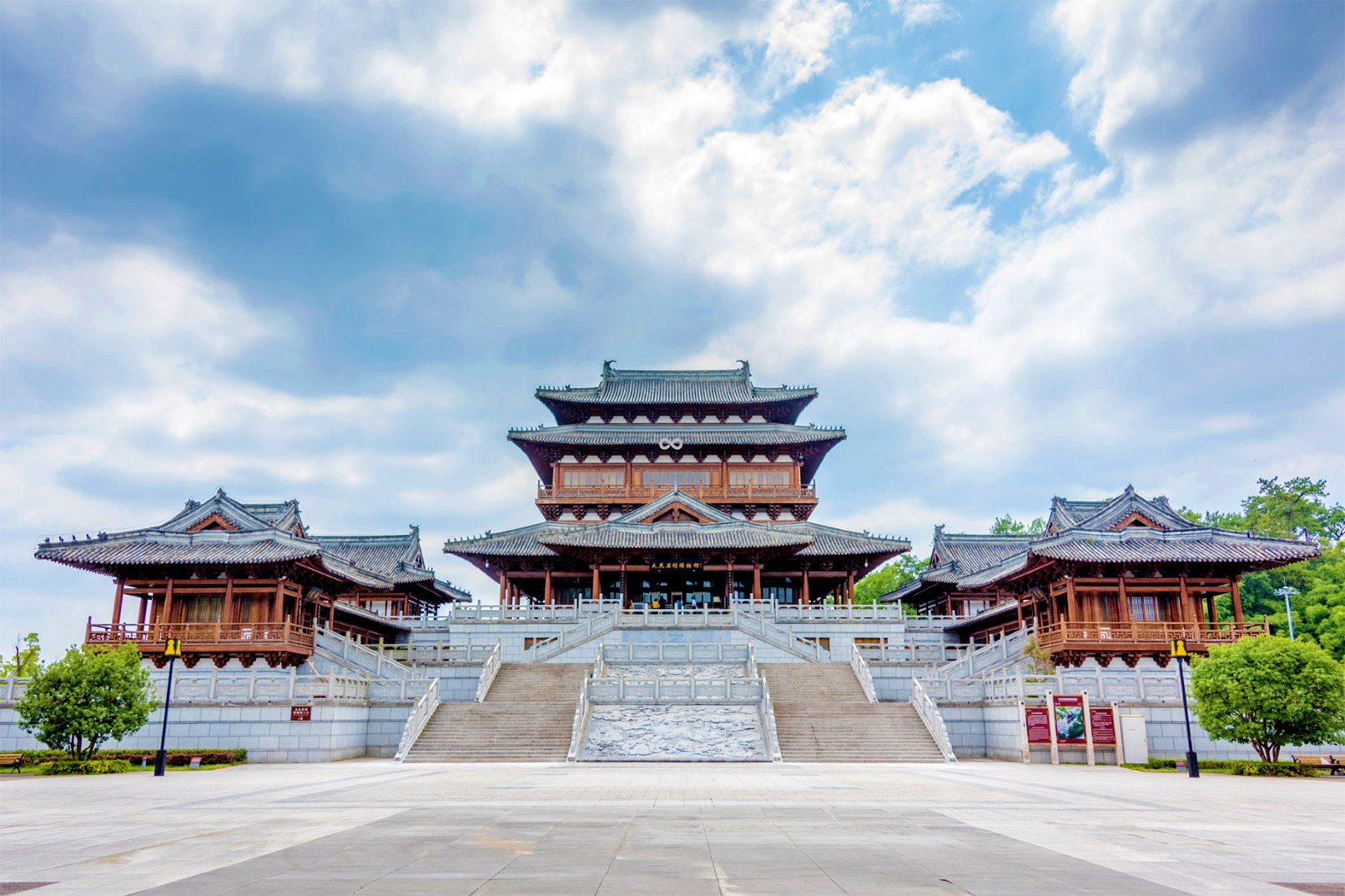 大足石刻博物館自2011年正式對外開放,經歷了多個歷史階段。1961年,大足石刻被列為全國重點文物保護單位。1980年,石刻藝術博物館正式成立。博物館內展示了各種石刻藝術品,每一件作品都栩栩如生,讓人歎為觀止。 大足石刻博物館自2011年正式對外開放,經歷了多個歷史階段。1961年,大足石刻被列為全國重點文物保護單位。1980年,石刻藝術博物館正式成立。博物館內展示了各種石刻藝術品,每一件作品都栩栩如生,讓人歎為觀止。