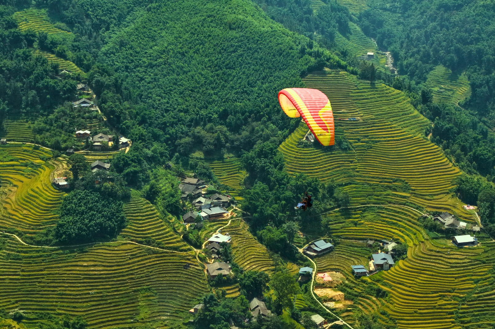 在越南最具代表性的地景上空，展開一生難得的冒險。
