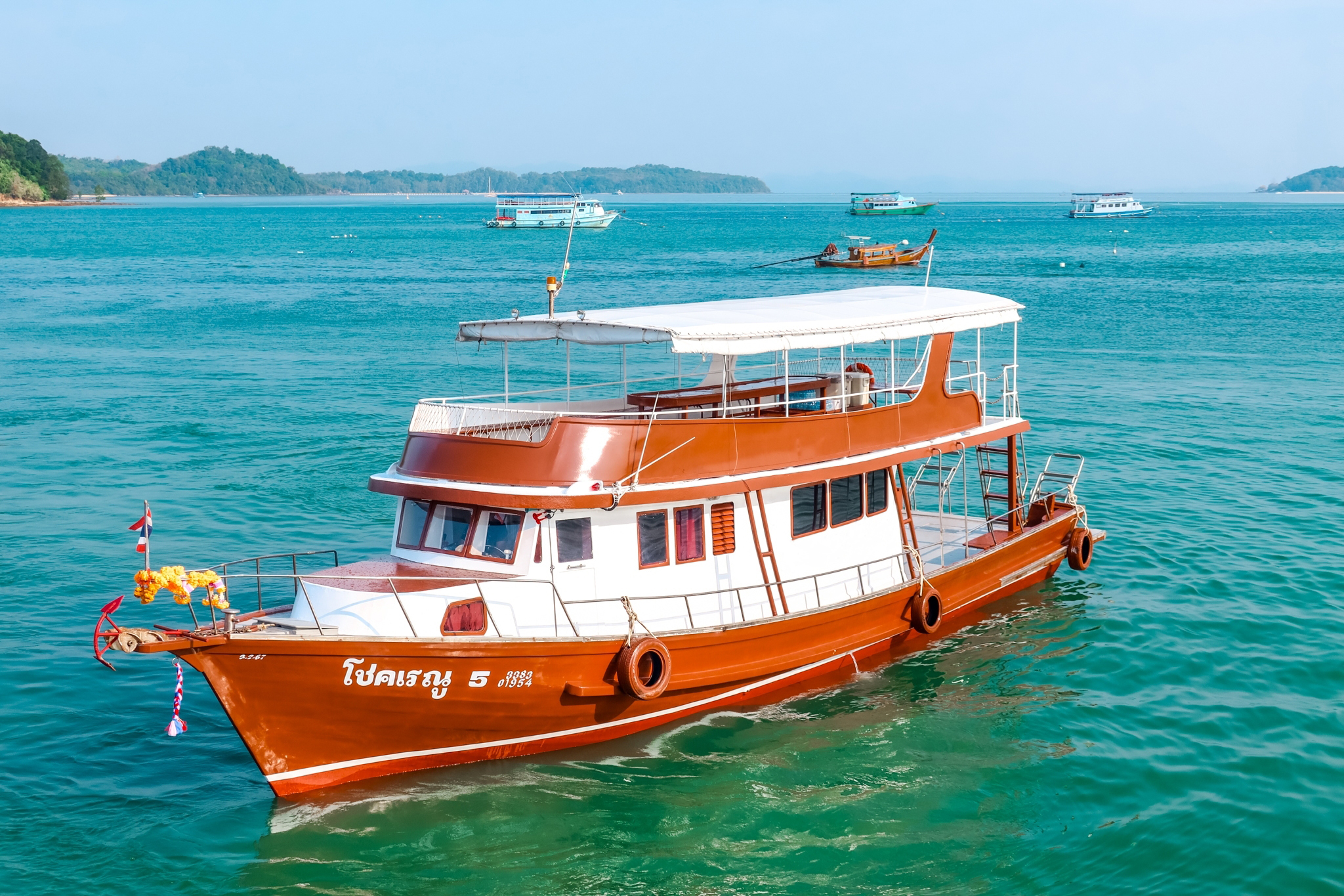 巨型木船是泰國南部經典船隻，乘坐起來非常舒適，您可在船上享用午餐或晚餐，同時飽覽戶外美景。