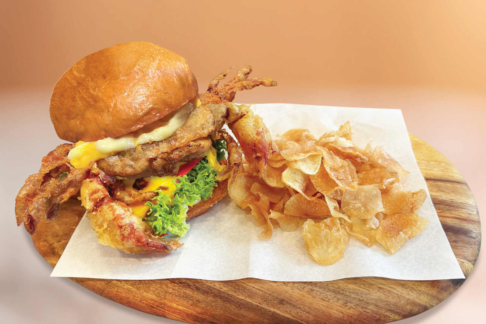 起司螃蟹堡——多汁的軟殼蟹,搭配鮮豔的綠珊瑚萵苣和番茄,淋上美乃滋和起司醬,夾在鬆軟的奶油布里歐麵包中,一口咬下,幸福感爆棚!
附贈美味薯片。 起司螃蟹堡——多汁的軟殼蟹,搭配鮮豔的綠珊瑚萵苣和番茄,淋上美乃滋和起司醬,夾在鬆軟的奶油布里歐麵包中,一口咬下,幸福感爆棚!
附贈美味薯片。