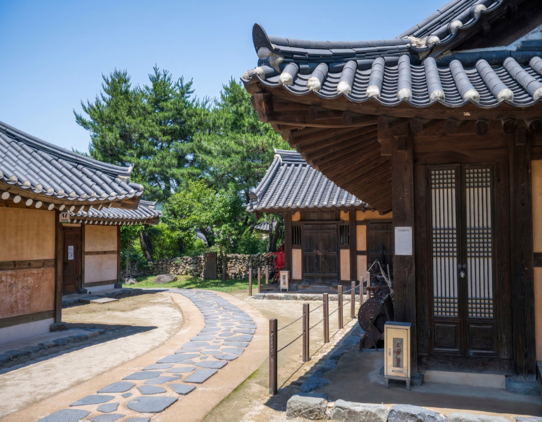 在宏偉的瓦片屋頂下，感受貴族世家的尊嚴。漫步於石板路上，映入眼簾的傳統房屋景致，讓您一窺朝鮮王朝貴族的生活與文化。
