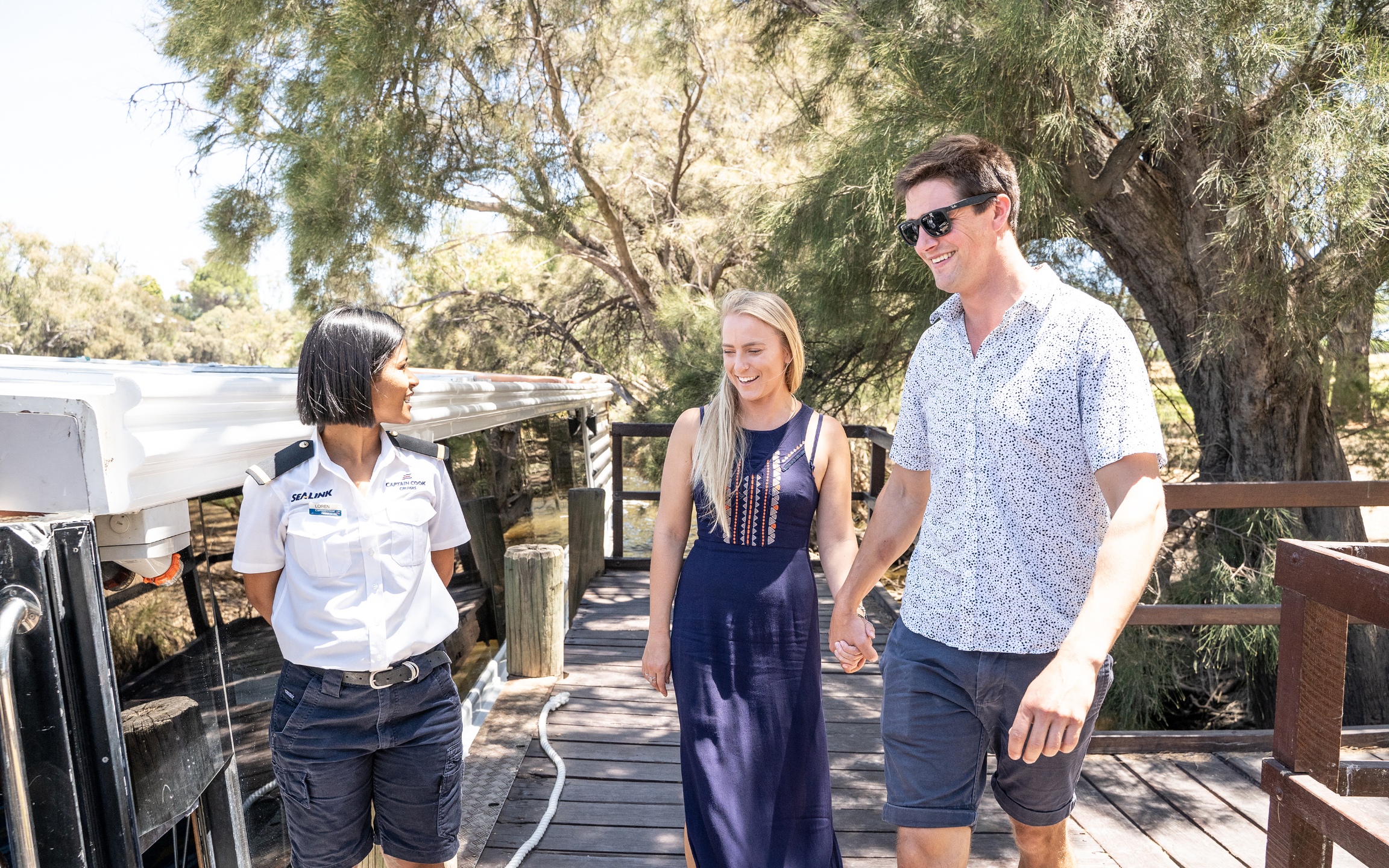 乘客們在工作人員的熱情引導下，陸續下船登岸。