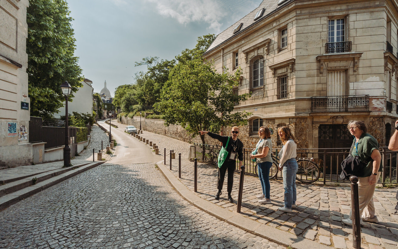 Paris Louvre & Eiffel Tower Half-Day City Highlights Tour