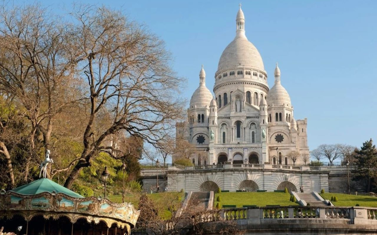 Walking tour of Basilique du Sacre-Coeur de Montmartre with panaromic view in Paris