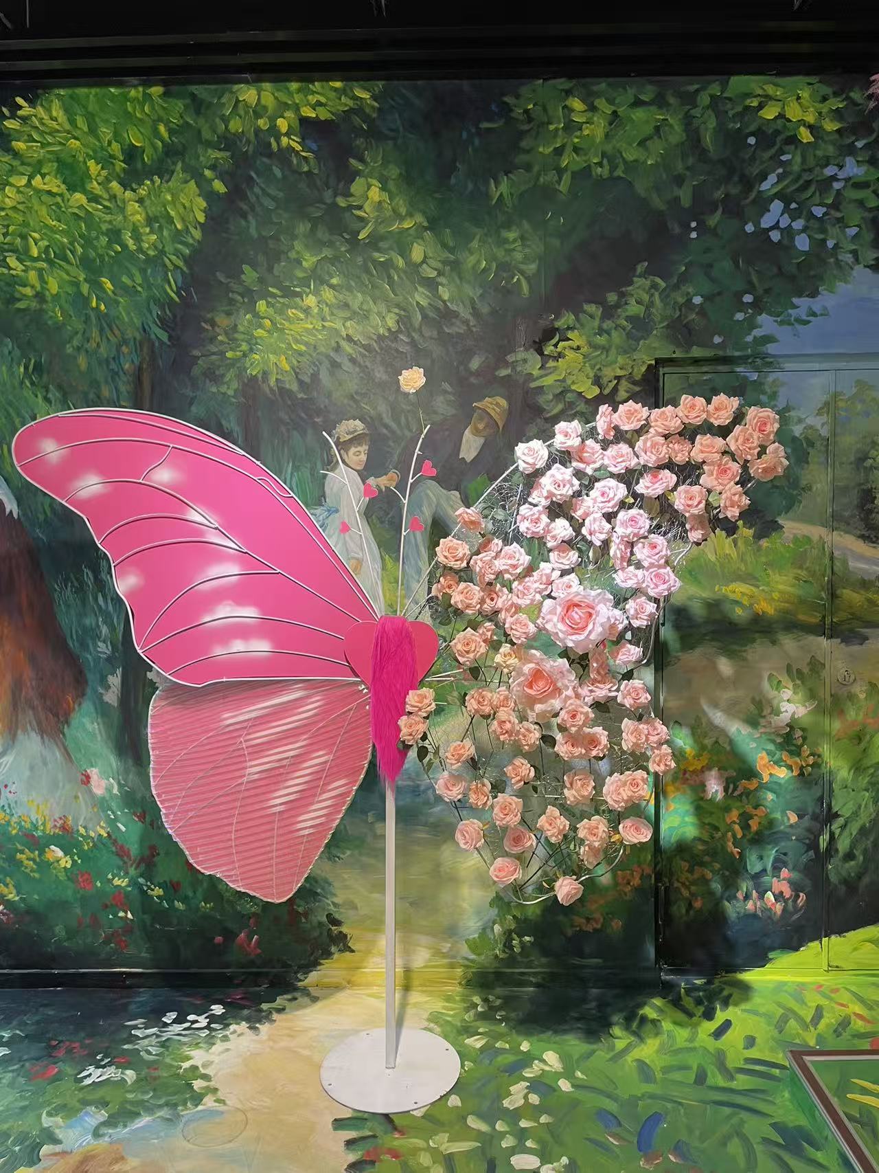 花漾蝴蝶裝置,粉蝶與花簇相映成趣,邂逅油畫森林裡的浪漫生機 花漾蝴蝶裝置,粉蝶與花簇相映成趣,邂逅油畫森林裡的浪漫生機