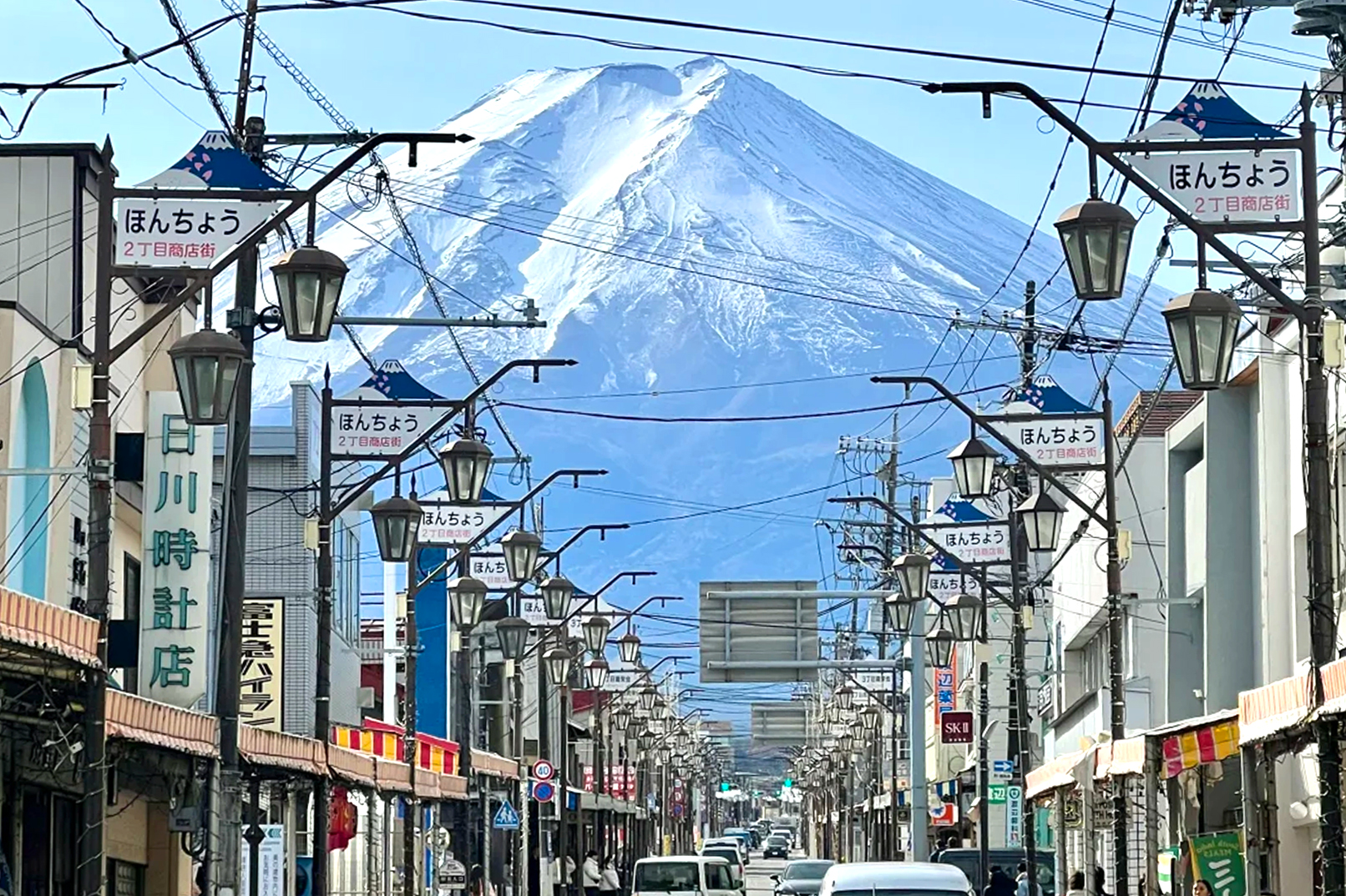 ins網紅照片的出處,街道邊上有很多日式小店,與“解憂雜貨鋪”的場景有點神似,在馬路的盡頭就能看到富士山全景。 ins網紅照片的出處,街道邊上有很多日式小店,與“解憂雜貨鋪”的場景有點神似,在馬路的盡頭就能看到富士山全景。