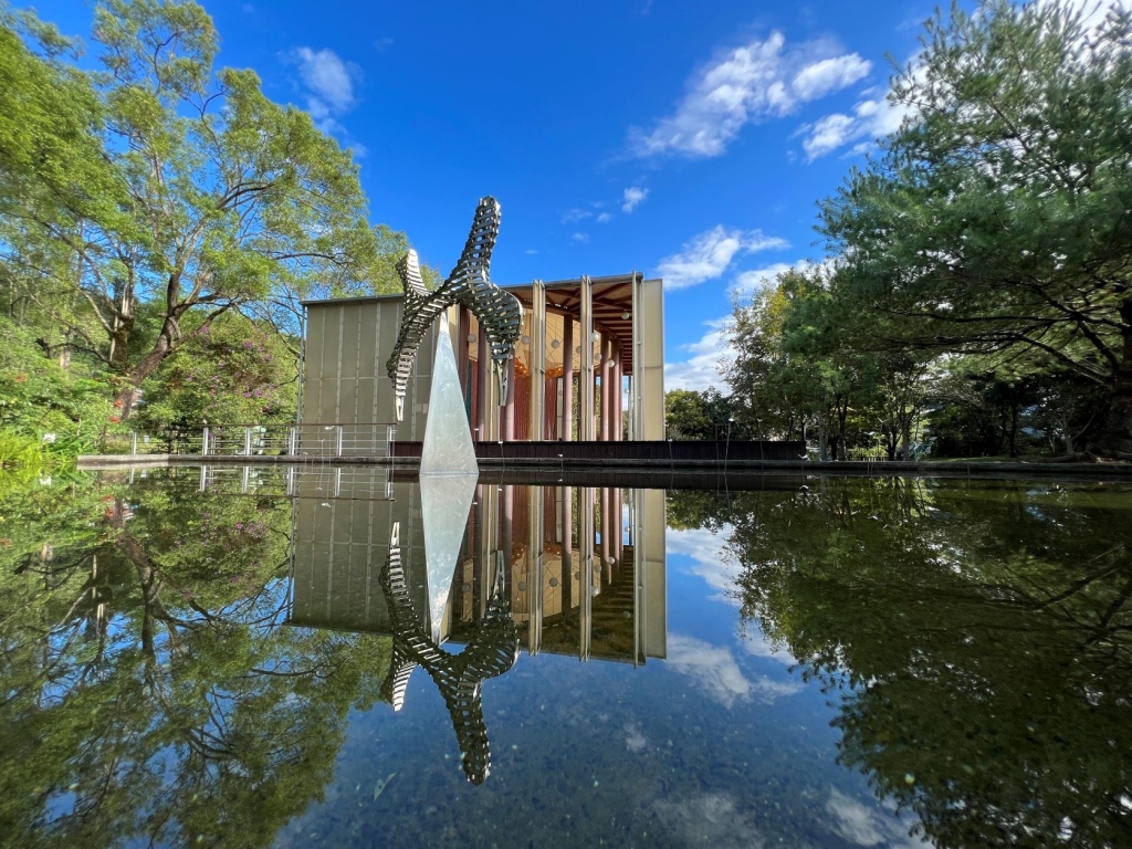 日本建築師坂茂設計、以紙管構築而成的象徵性建築,承載災後重生與希望的理念。 結合生態、藝術與人文精神,營造靜謐而富含故事性的參訪空間。 日本建築師坂茂設計、以紙管構築而成的象徵性建築,承載災後重生與希望的理念。 結合生態、藝術與人文精神,營造靜謐而富含故事性的參訪空間。