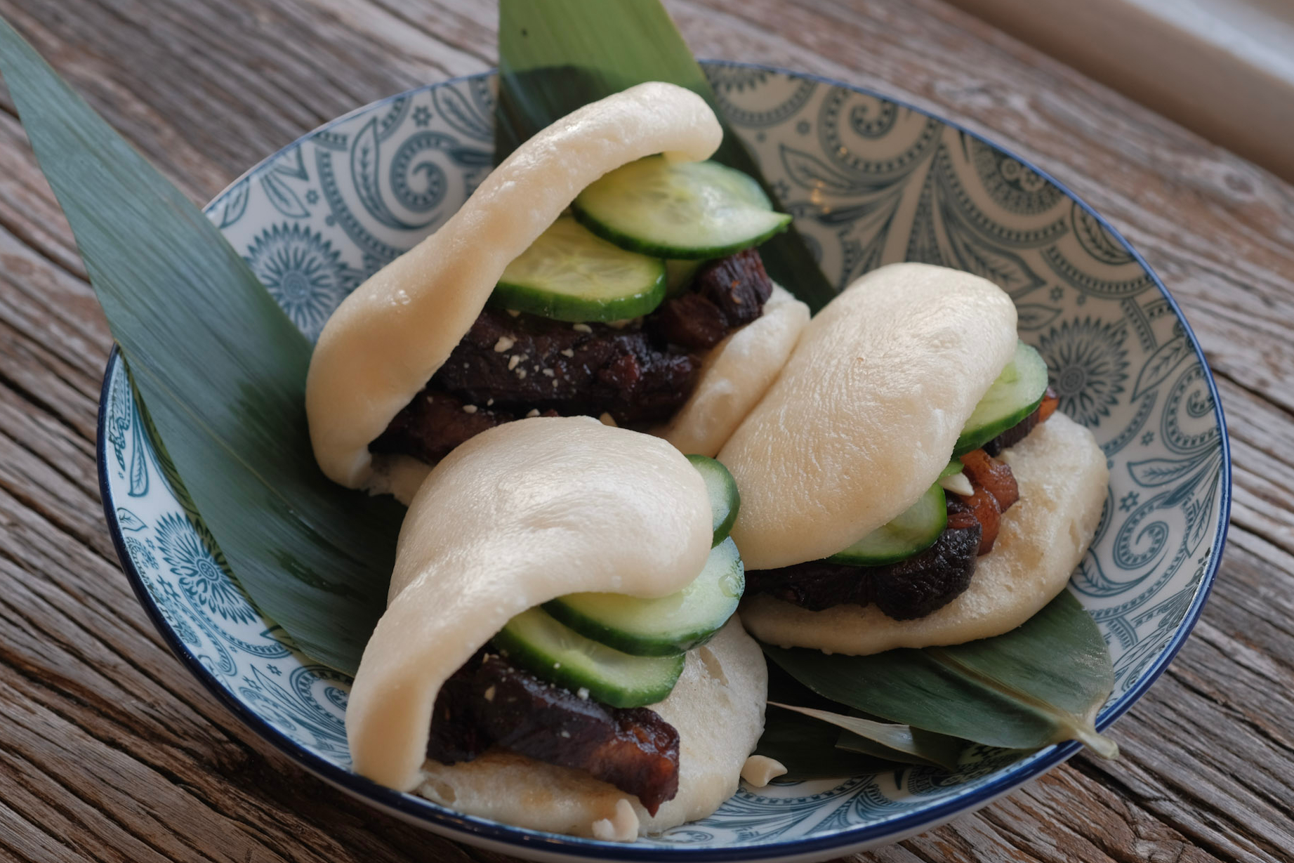 導覽人員將熱情解答您的疑問，並提供豐富的{'Vietnam': '越南'}美食與文化資訊！