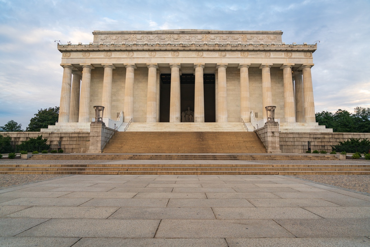 Discover the inspiring Lincoln Memorial, where history, honor, and beauty unite