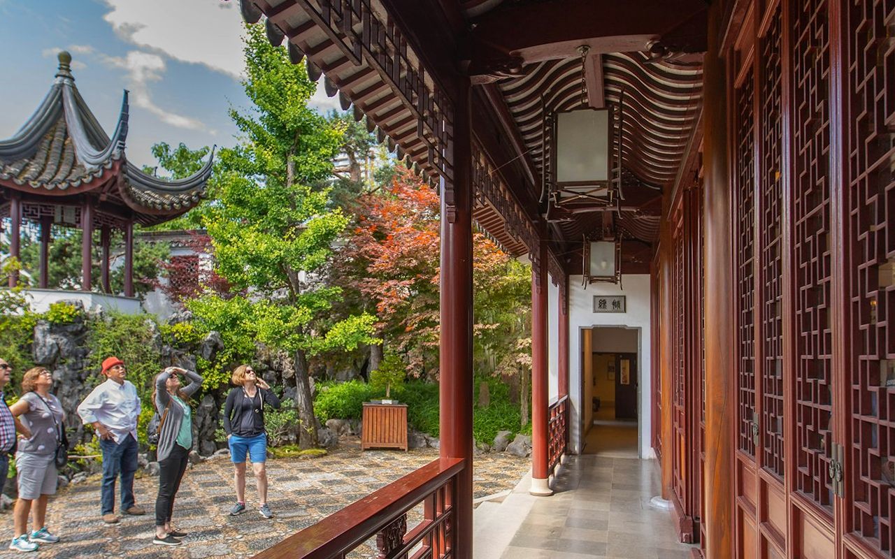 跟隨專業導遊，探索花園隱藏的奇蹟與歷史。