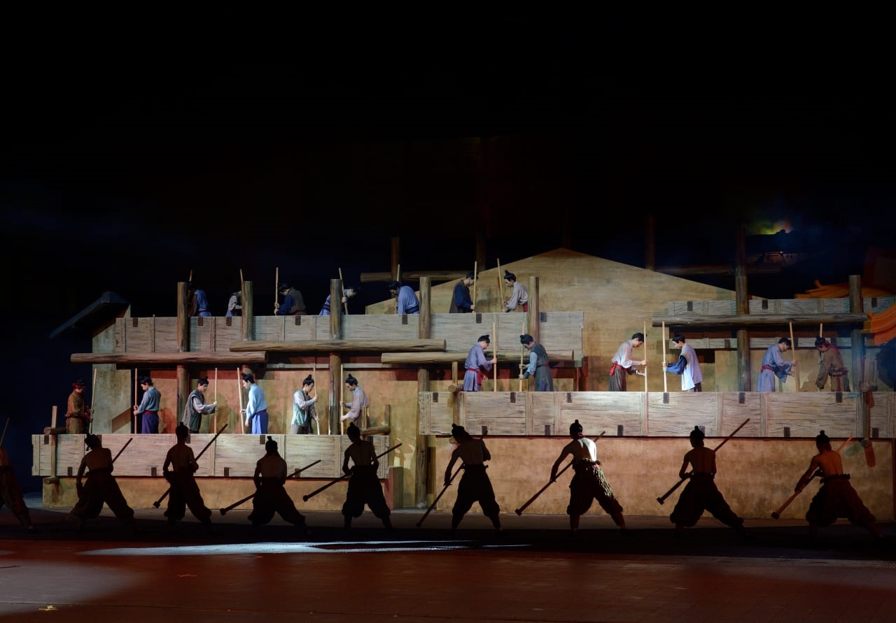 舞臺分層次,下方英歌隊與上層人物互動。結合建築場景,串聯起潮汕歷史中勞作、防衛等片段,借英歌舞串聯起歲月故事,呈現潮汕社會發展脈絡與人文傳承 舞臺分層次,下方英歌隊與上層人物互動。結合建築場景,串聯起潮汕歷史中勞作、防衛等片段,借英歌舞串聯起歲月故事,呈現潮汕社會發展脈絡與人文傳承