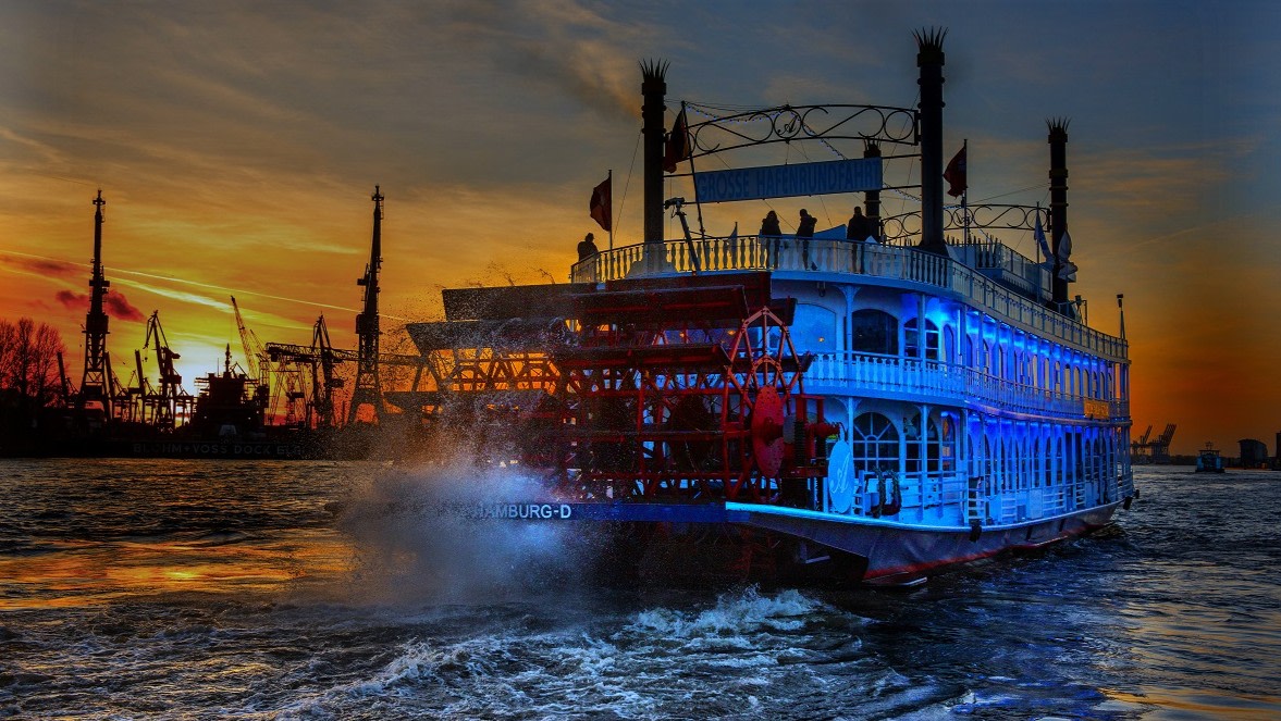 在黃昏時分,標誌性的倉庫城 (Speicherstadt) 閃耀著光芒,在此 Hamburg 的歷史與永恆之美相遇 在黃昏時分,標誌性的倉庫城 (Speicherstadt) 閃耀著光芒,在此 Hamburg 的歷史與永恆之美相遇
