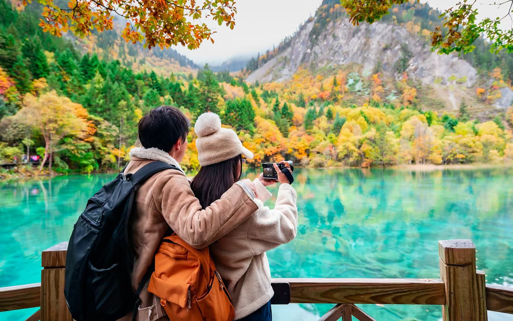 2-Day Chengdu and Jiuzhaigou Tour with Panda Base (English Guide + 5-Star Accommodation)