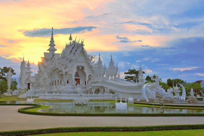 Join-in White Temple Blue Temple and Black House Tour From Chiangmai