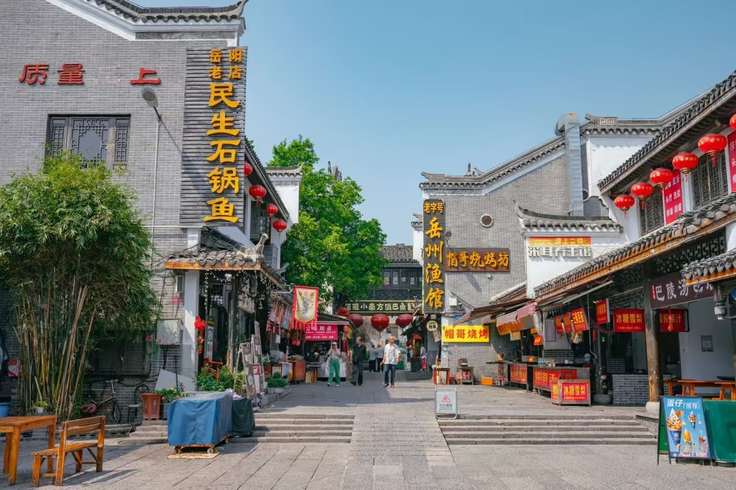 位於岳陽樓主樓之前,憑欄可眺望洞庭湖之勢,錯落的青石臺路,悠揚的古琴曲,古樸的岳陽城牆,在這裡飲茶觀八百里洞庭更具獨特的人文意境 位於岳陽樓主樓之前,憑欄可眺望洞庭湖之勢,錯落的青石臺路,悠揚的古琴曲,古樸的岳陽城牆,在這裡飲茶觀八百里洞庭更具獨特的人文意境