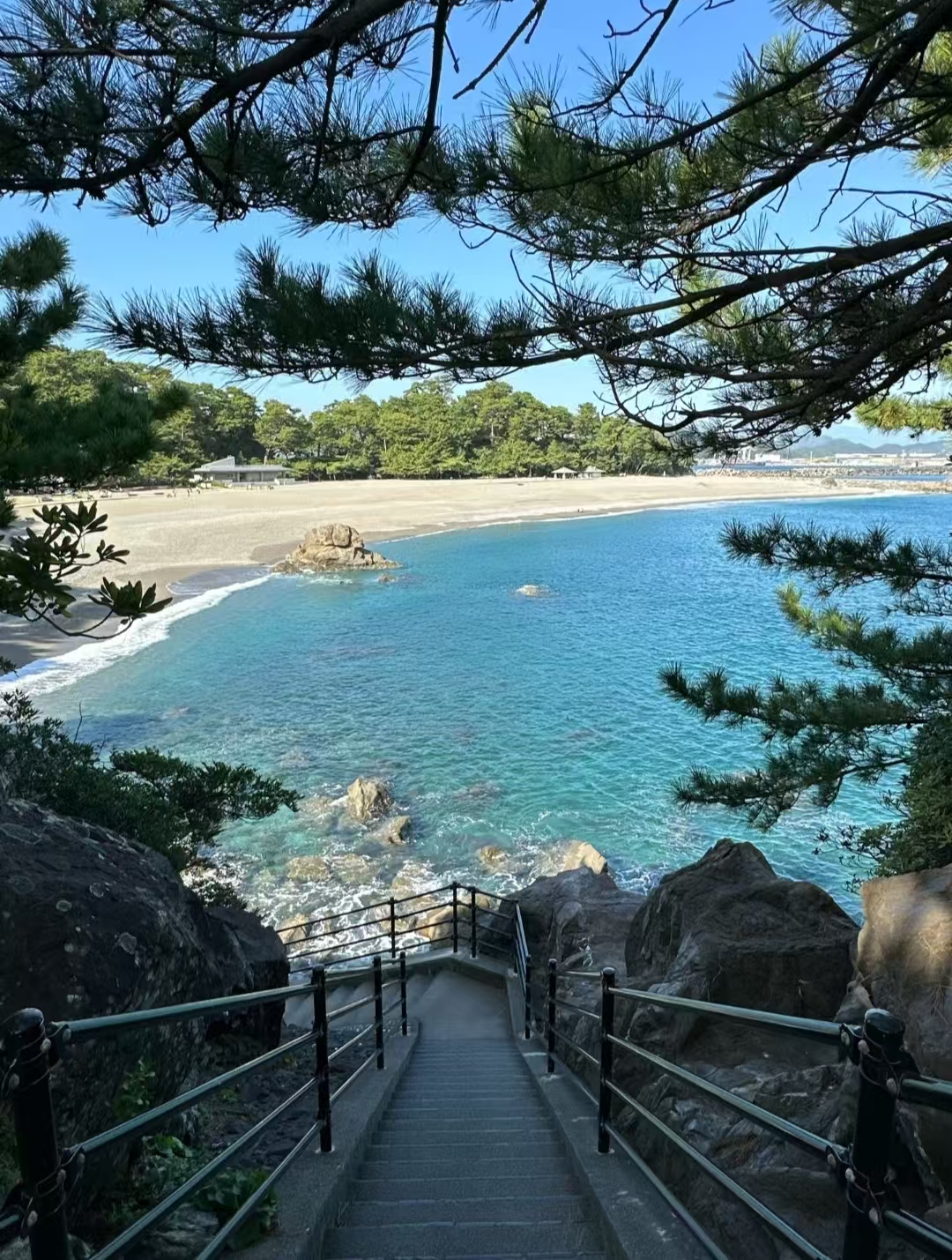 高知桂濱,是日本四國島的一顆明珠,這裡有弧形的美麗沙灘、茂密的松林,還能瞻仰坂本龍馬像,參觀水族館,是感受自然與歷史交融的絕佳勝地。 高知桂濱,是日本四國島的一顆明珠,這裡有弧形的美麗沙灘、茂密的松林,還能瞻仰坂本龍馬像,參觀水族館,是感受自然與歷史交融的絕佳勝地。