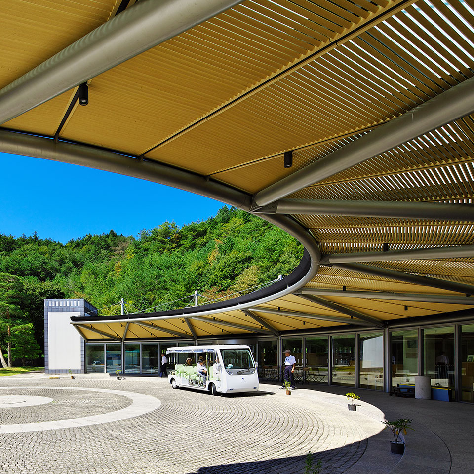 [Shiga In-depth Tour] Miho Museum or Omi Hachiman Ancient Street and Old Bamboo Forest or Hieisan Shrine and Lake Biwa Shirahige Shrine Water Torii (Roundtrip from Osaka / Kyoto)