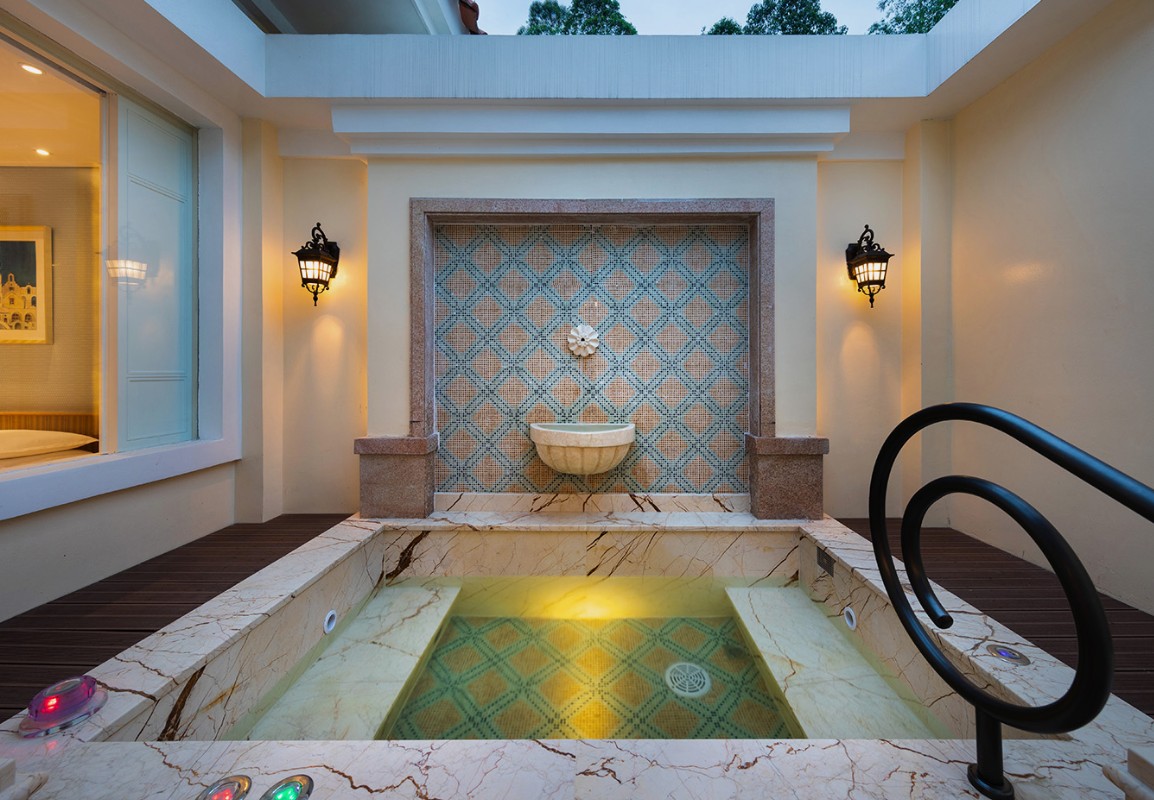 Three-bedroom, one-living room lakeside swimming pool villa