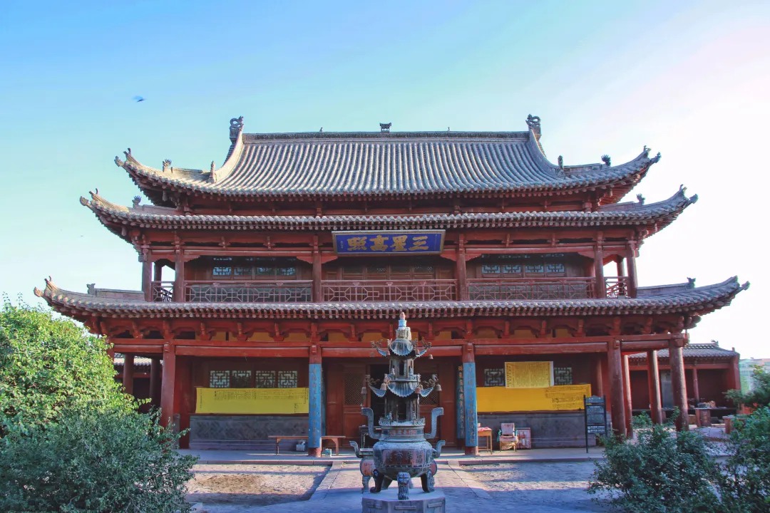 第三天:抵達【雷臺漢墓】,這裡是東漢時期的墓葬,因出土“馬踏飛燕”銅像而聞名。該墓發現於1969年,墓主推測為東漢時期的張姓將軍。墓葬結構包括墓道、前室、中室和後室,墓內出土了大量珍貴文物,其中,“馬踏飛燕”銅像尤為著名,目前已經是我國旅遊行業的標誌性文物,我們在這裡移步換景,盡情參觀。
12 : 00適時尋找合適的地點用餐,大家可以AA或者自行解決,如果沒有合適的地方則改為路餐。 第三天:抵達【雷臺漢墓】,這裡是東漢時期的墓葬,因出土“馬踏飛燕”銅像而聞名。該墓發現於1969年,墓主推測為東漢時期的張姓將軍。墓葬結構包括墓道、前室、中室和後室,墓內出土了大量珍貴文物,其中,“馬踏飛燕”銅像尤為著名,目前已經是我國旅遊行業的標誌性文物,我們在這裡移步換景,盡情參觀。
12 : 00適時尋找合適的地點用餐,大家可以AA或者自行解決,如果沒有合適的地方則改為路餐。