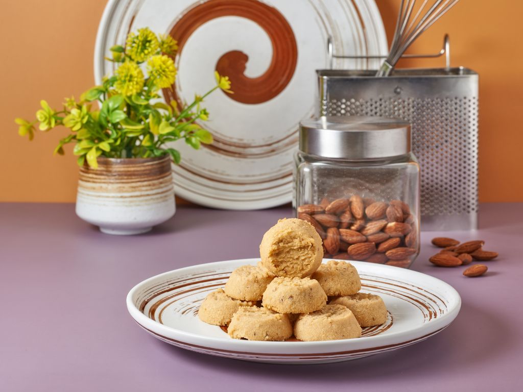 一口咬下，感受奶油鹹焦糖與堅果杏仁的完美融合，保證讓您享受那令人愉悅的味覺饗宴！不論是單獨享用，還是在農曆新年期間搭配冰淇淋，都讓人愛不釋手。