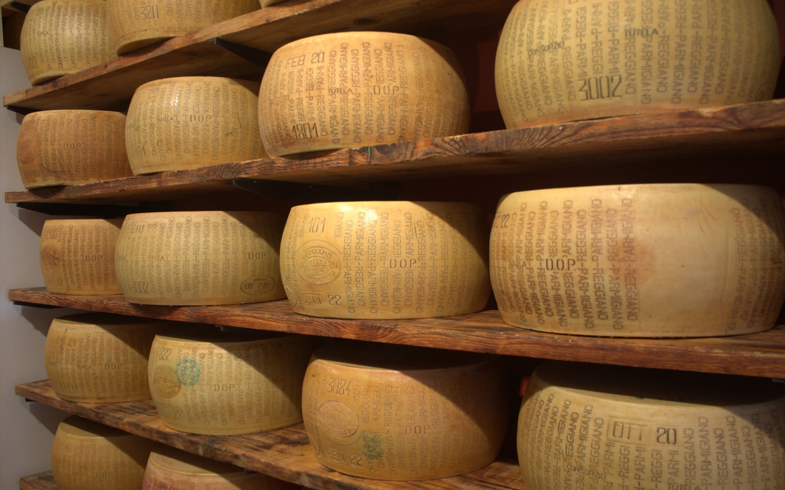 品嚐當地最優質的起司和冷盤,同時深入了解帕爾馬的烹飪傳統。 品嚐當地最優質的起司和冷盤,同時深入了解帕爾馬的烹飪傳統。