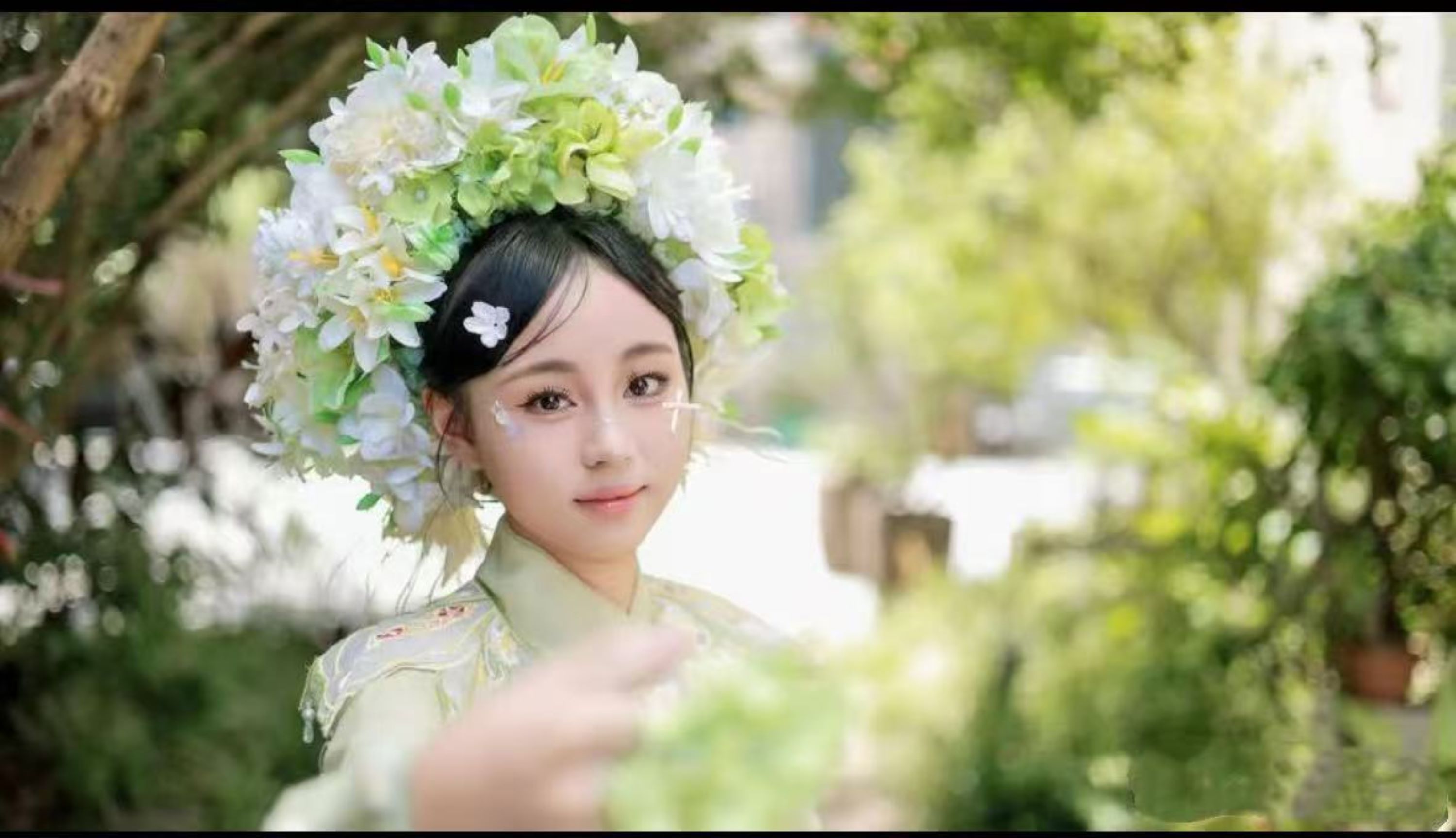 攝影師擁有多年經驗,擅長找角度和引導顧客擺姿勢,能夠精準捕捉到顧客美麗的瞬間 攝影師擁有多年經驗,擅長找角度和引導顧客擺姿勢,能夠精準捕捉到顧客美麗的瞬間