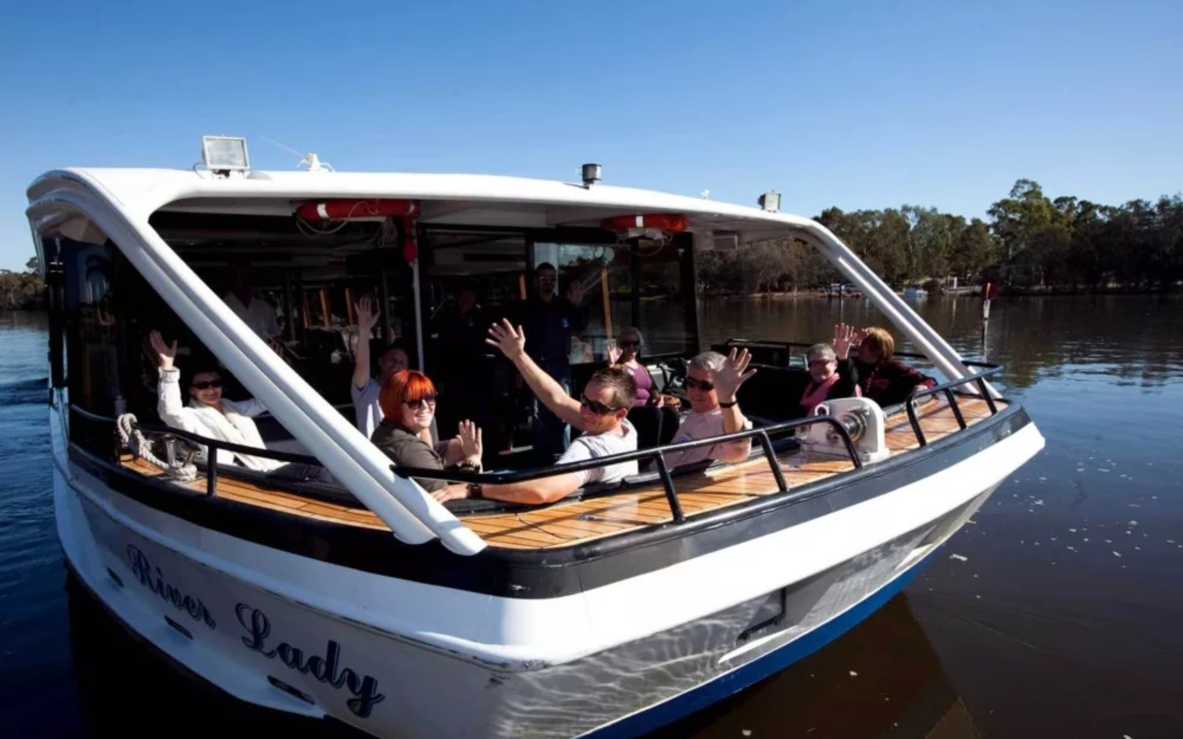 在甲板上享用美味的共享午餐，同時飽覽河岸風光。