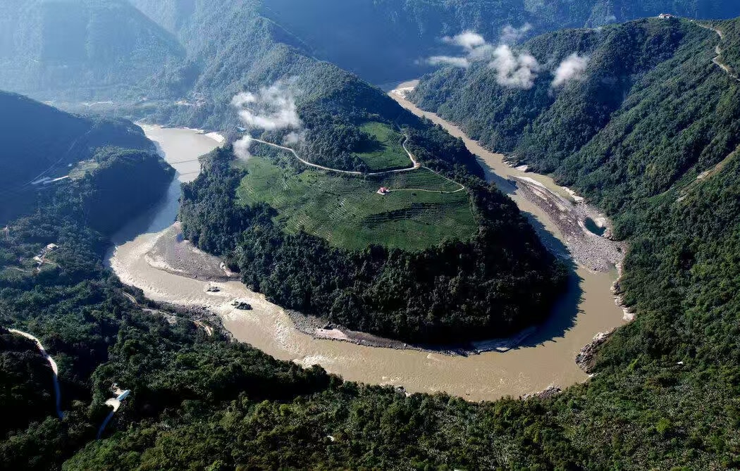 雅魯藏布江形成完美馬蹄形大拐彎,江心半島覆蓋茶園與密林。四周峽谷山巒疊翠,雲霧輕繞山頭,江水裹挾泥沙奔湧,造就世界罕見的極致山河曲流奇觀 雅魯藏布江形成完美馬蹄形大拐彎,江心半島覆蓋茶園與密林。四周峽谷山巒疊翠,雲霧輕繞山頭,江水裹挾泥沙奔湧,造就世界罕見的極致山河曲流奇觀