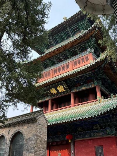 鐘樓始建於元至正五年（1345 年）；1928 年，軍閥混戰，馮玉祥部下石友三縱火焚燒少林寺，鐘樓在此次兵火中被毀；今日的鐘樓是 1994 年在原址上重建的，設計參照了毀前照片資料、寺內明代石刻圖及現存遺址平面位置與尺寸