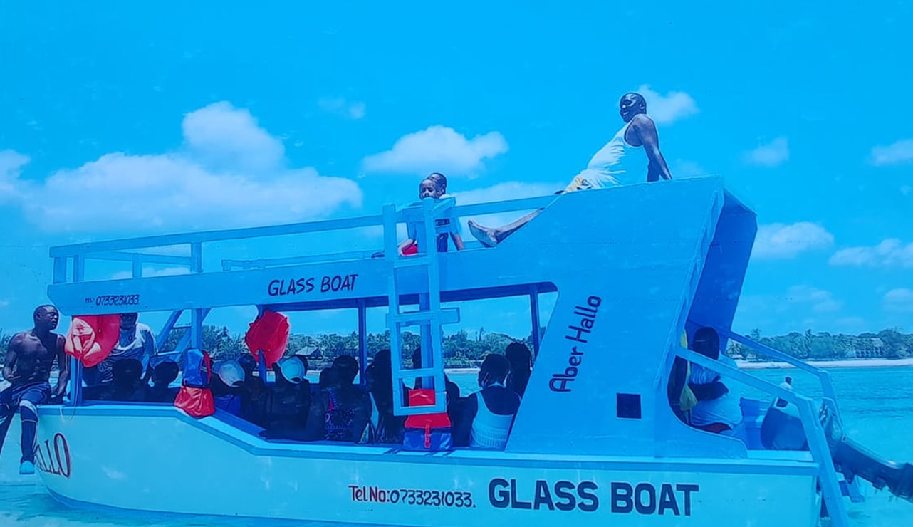 ダイアニビーチ ガラス床ボートツアー・ウォーターアクティビティ体験（ケニア）
