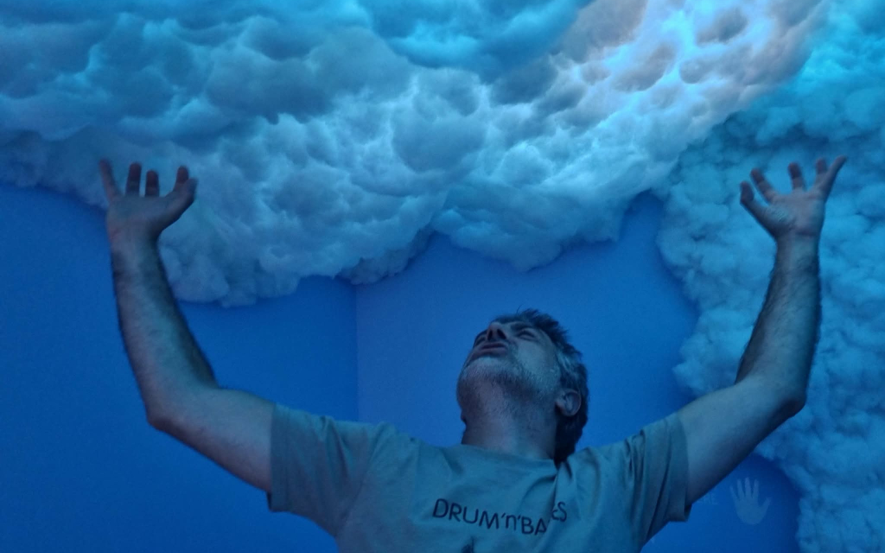 在奇幻的互動雲朵室中,親手創造天氣變化 在奇幻的互動雲朵室中,親手創造天氣變化