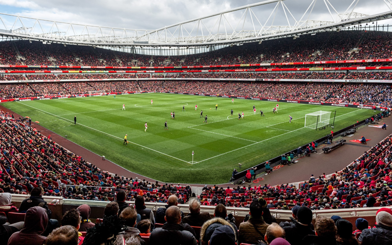 感受比賽的脈搏,與成千上萬的球迷一起歡呼 感受比賽的脈搏,與成千上萬的球迷一起歡呼