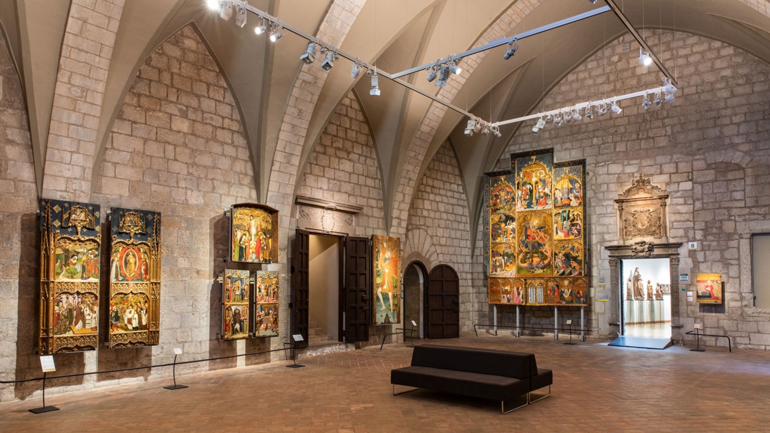 雕塑和掛毯與中世紀的虔誠相呼應,靜靜地守護著赫羅納的文化瑰寶 雕塑和掛毯與中世紀的虔誠相呼應,靜靜地守護著赫羅納的文化瑰寶