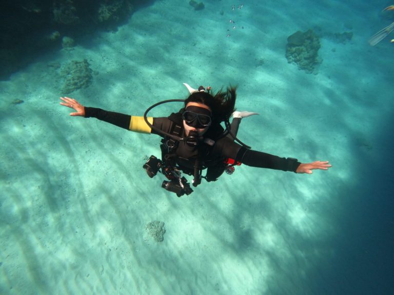 解鎖沖繩的潛水秘密：與 PADI 中心的開放水域潛水員