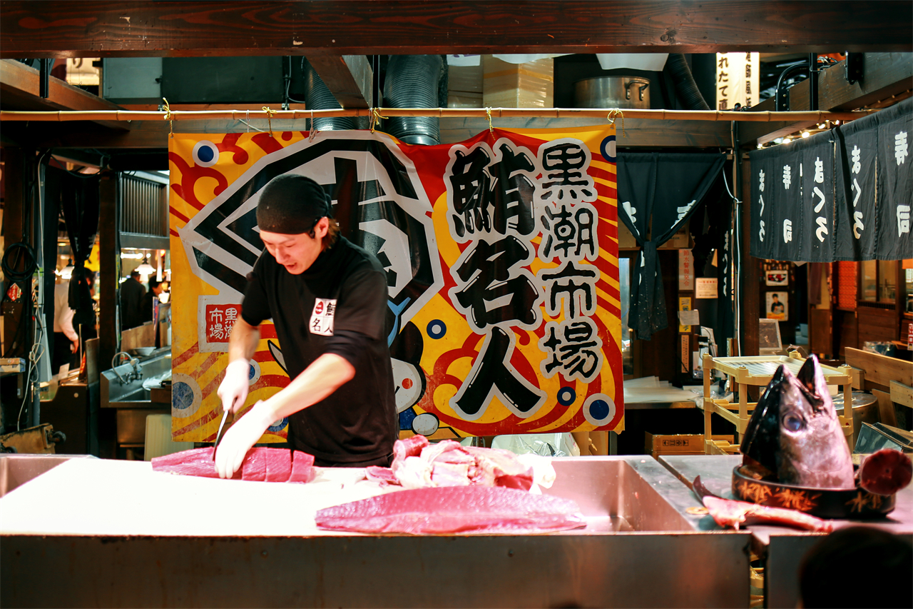和歌山縣的黑潮市場是關西最古老、最酷的海鮮市場。每天12:30都會定時進行金槍魚切割表演。