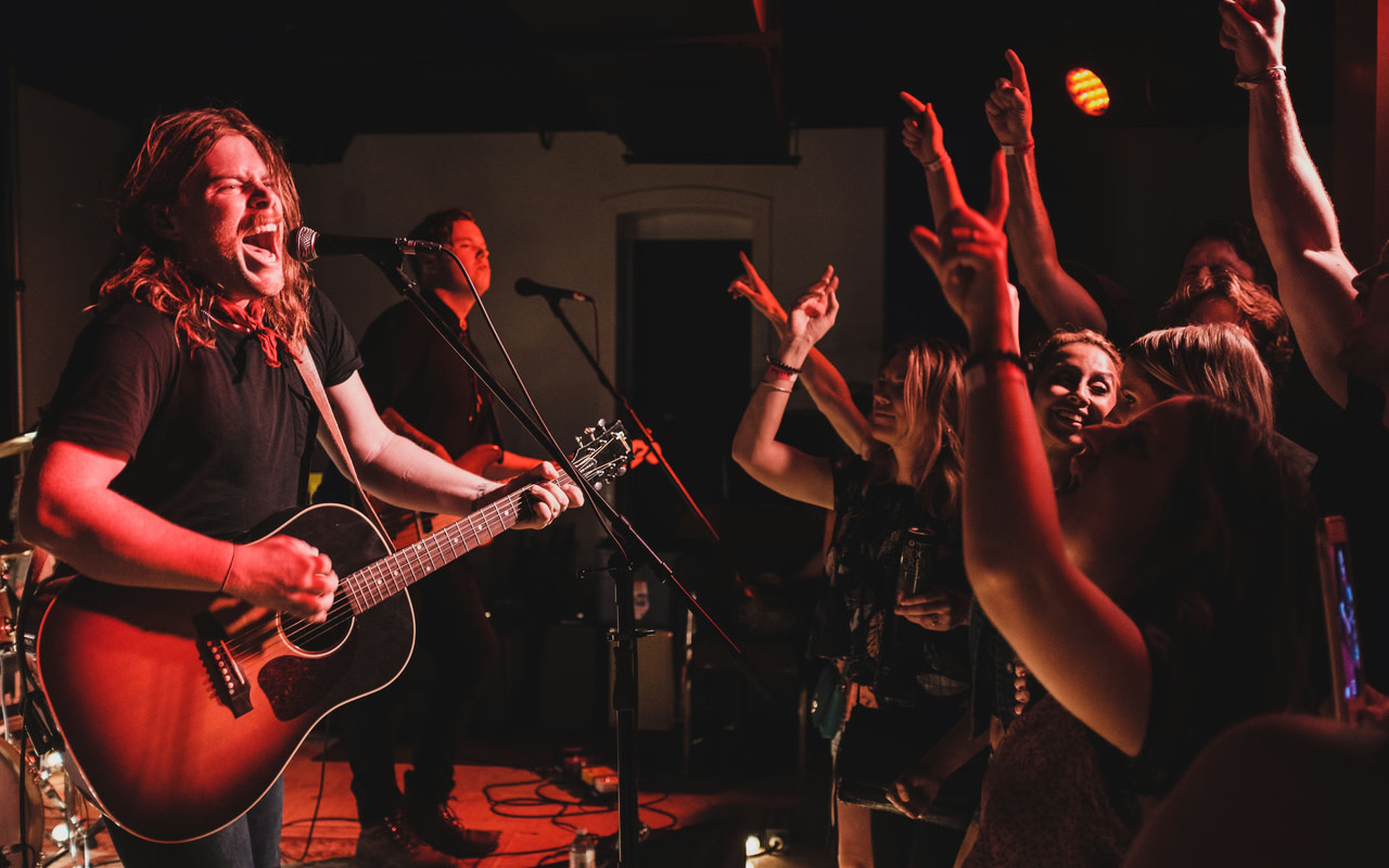 隨著音樂節奏搖擺，與人群一同沉浸在聲光之中