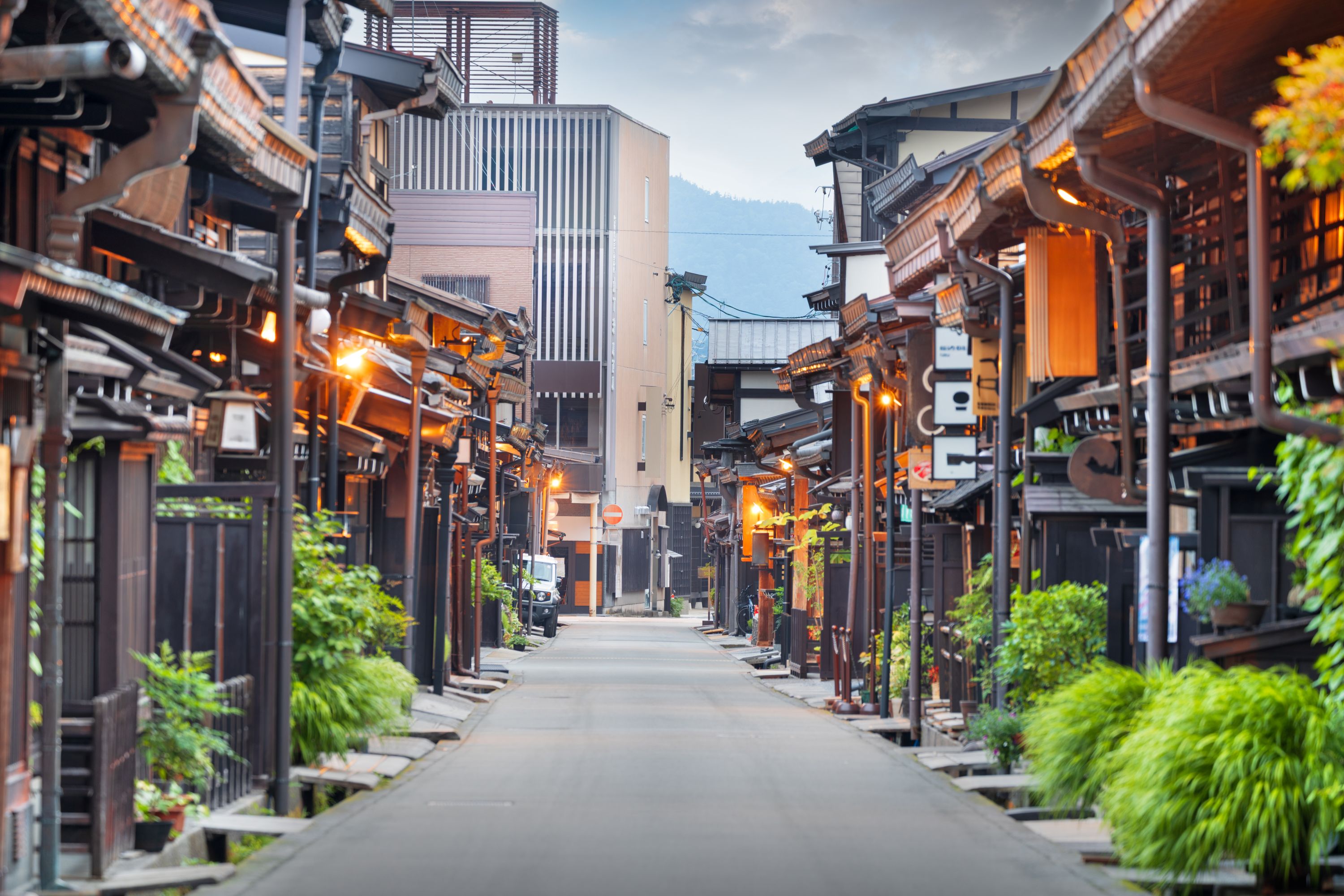 高山市中心是「三町筋」地區，這裡林立著江戶時代流傳下來的傳統黑色木造商家建築。