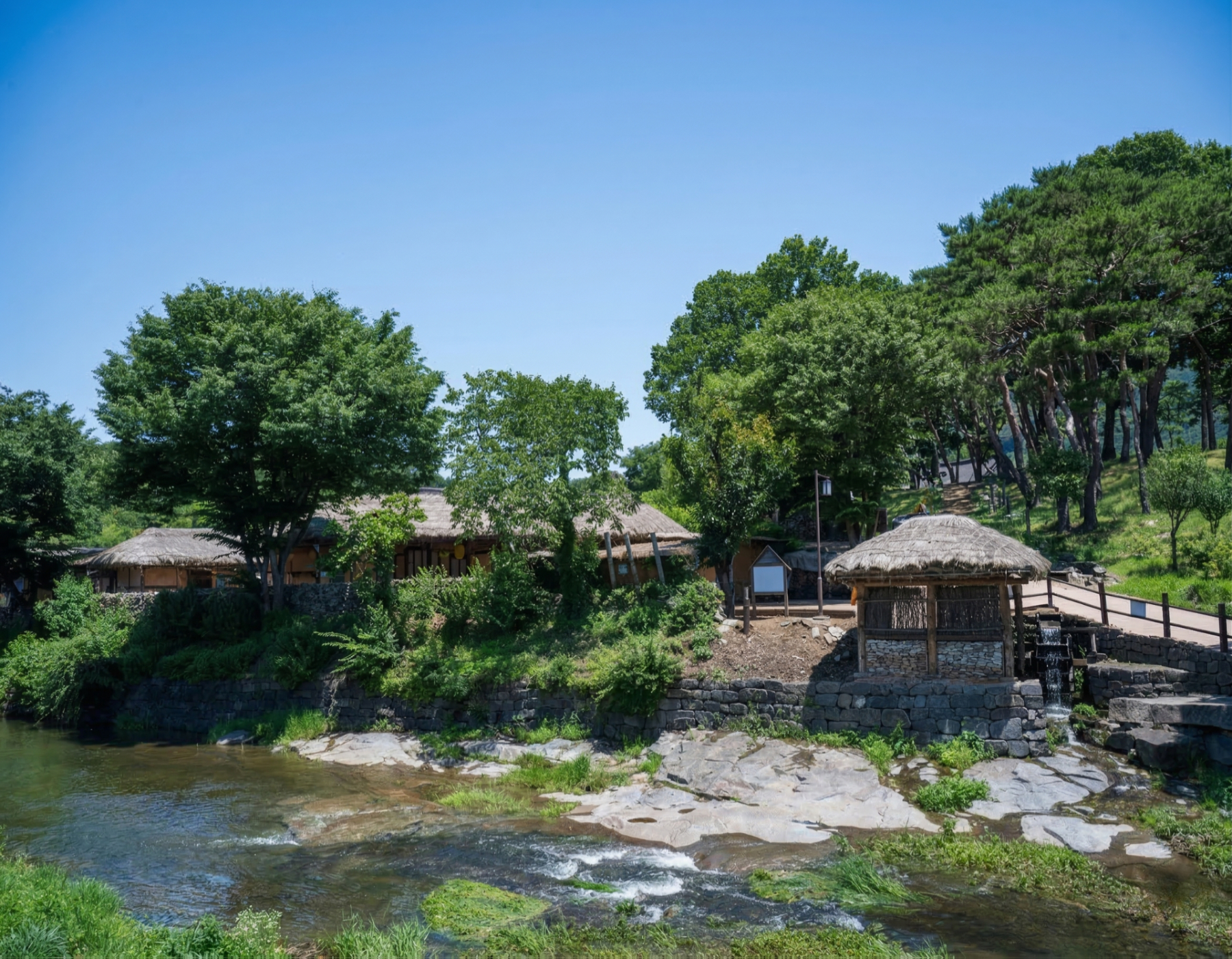 沿著潺潺溪流漫步，探索古樸的茅草屋村莊。在這裡，您可以感受韓國最道地的氛圍，古色古香的茅草屋與周遭景致完美融合，與傳統瓦房截然不同。