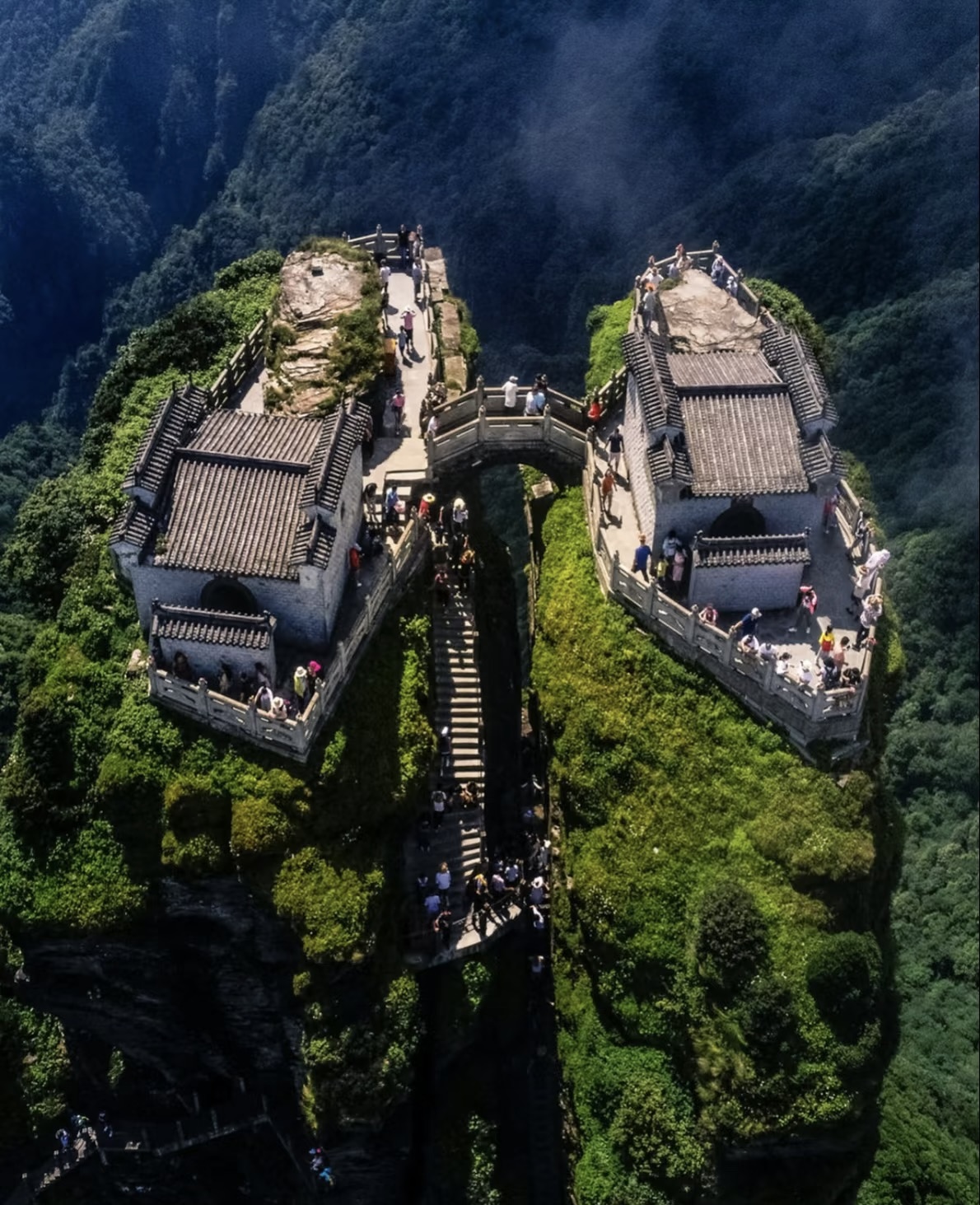梵淨山是世界自然遺產地，以"天空之城"紅雲金頂聞名。主峰海拔2493米，擁有蘑菇石、萬卷經書等地質奇觀。原始森林覆蓋率達95%，可邂逅黔金絲猴和珙桐花，四季雲霧繚繞如仙境，佛教文化可追溯至唐代