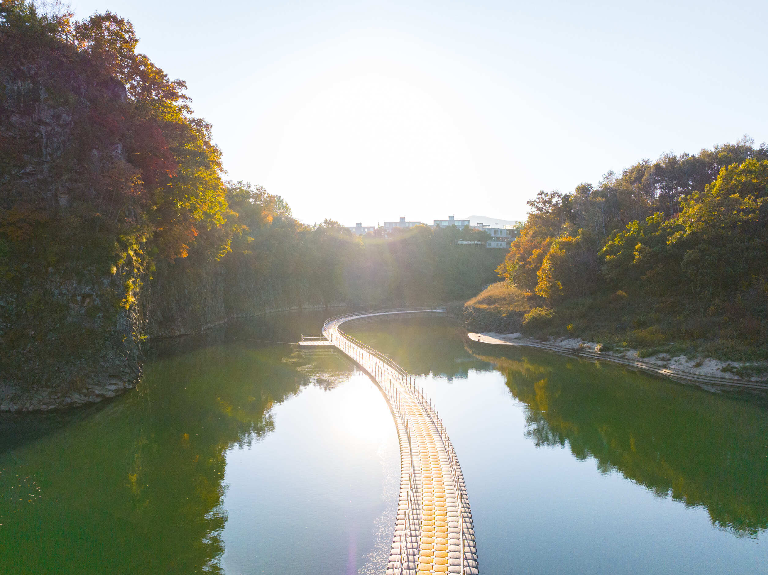 The Hantangang Water Road (Waterway) is a course where you can enjoy trekking. It is built by setting a floating bridge afloat in the 500-meter section of Songdaeso on Cheorwon’s Hantangang River. You will visit water road on November to March (Until the 