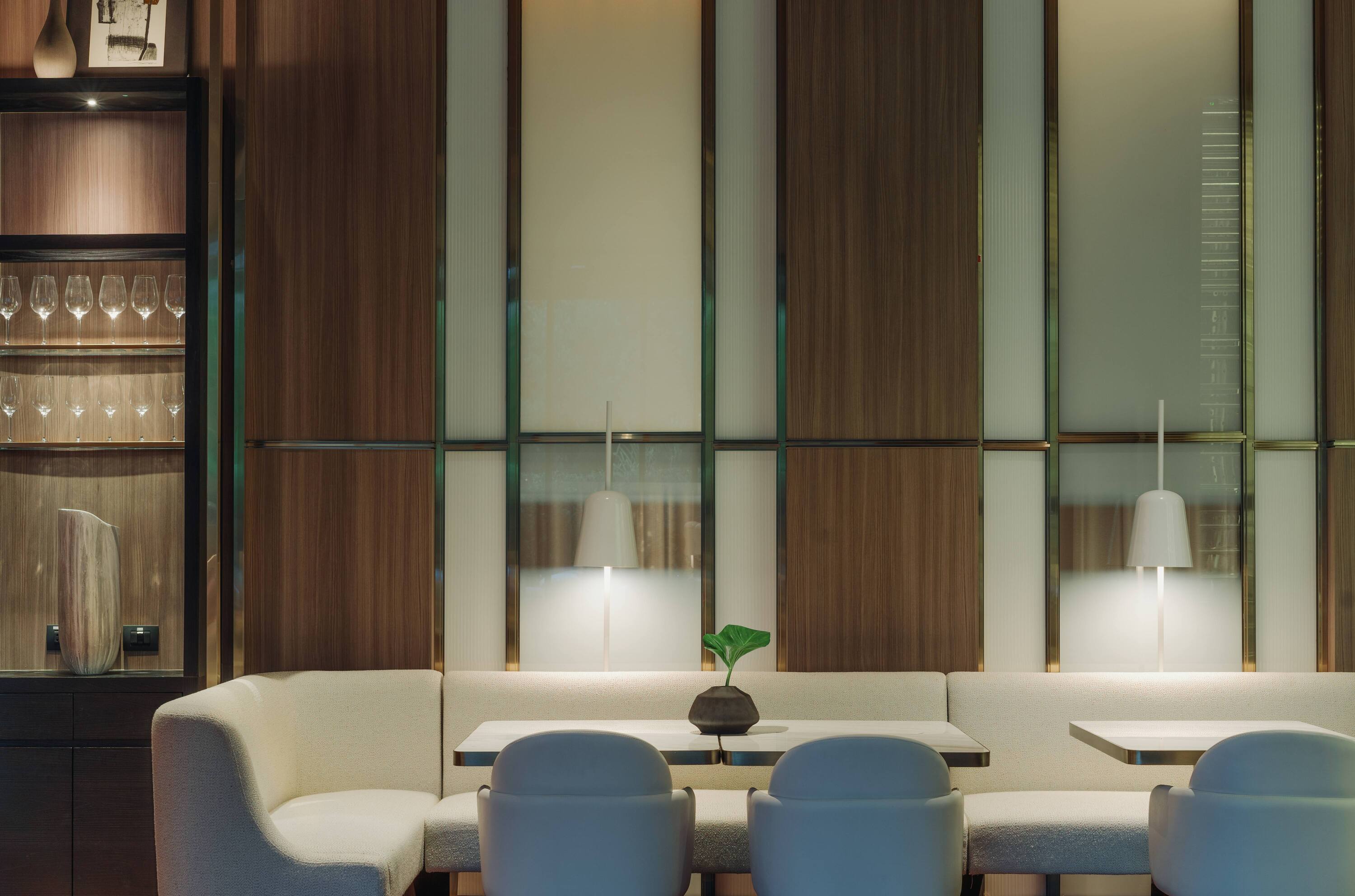 曼谷Kimpton Maa-Lai酒店的Maa-Lai圖書館下午茶套餐