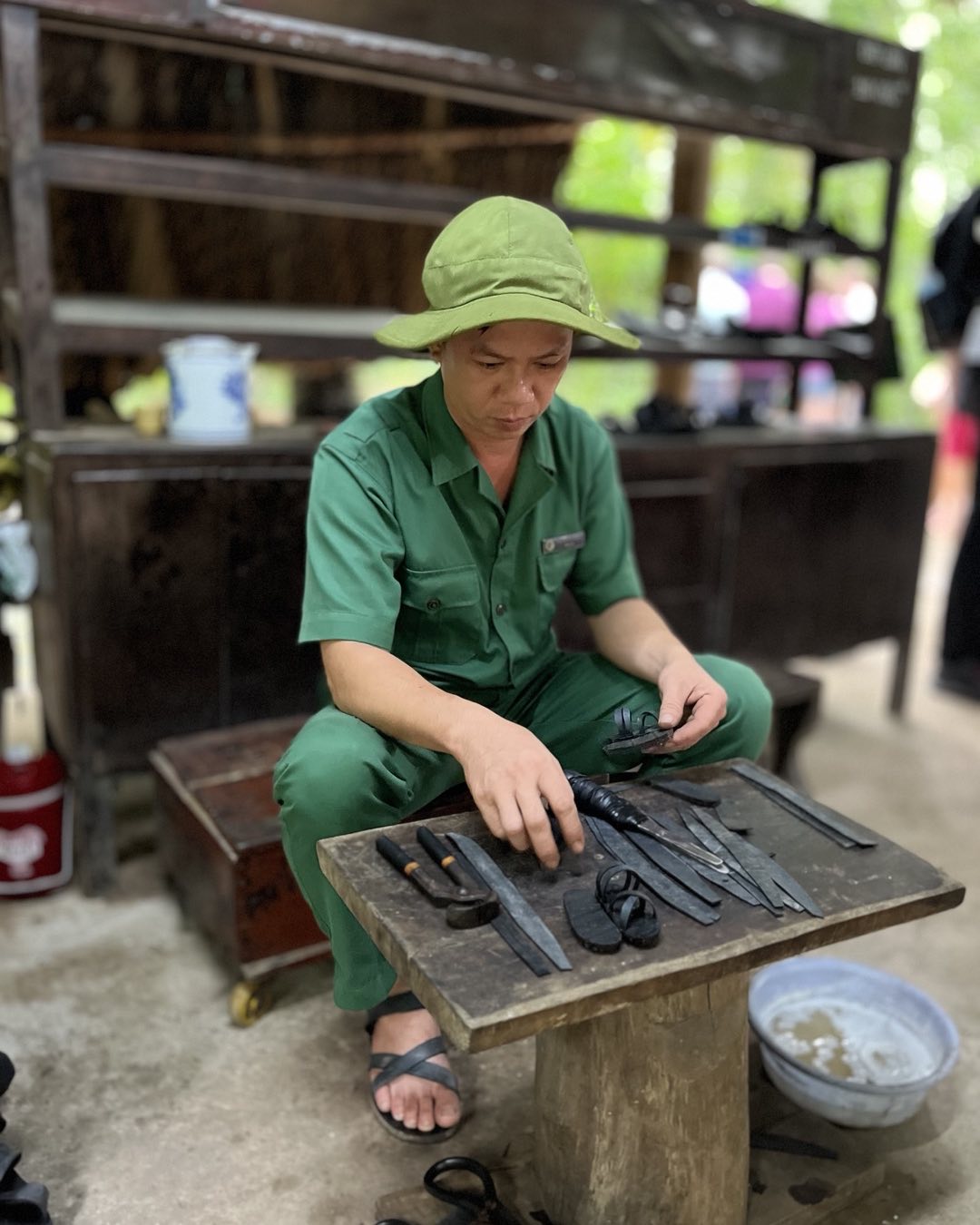 士兵正在製作鞋子