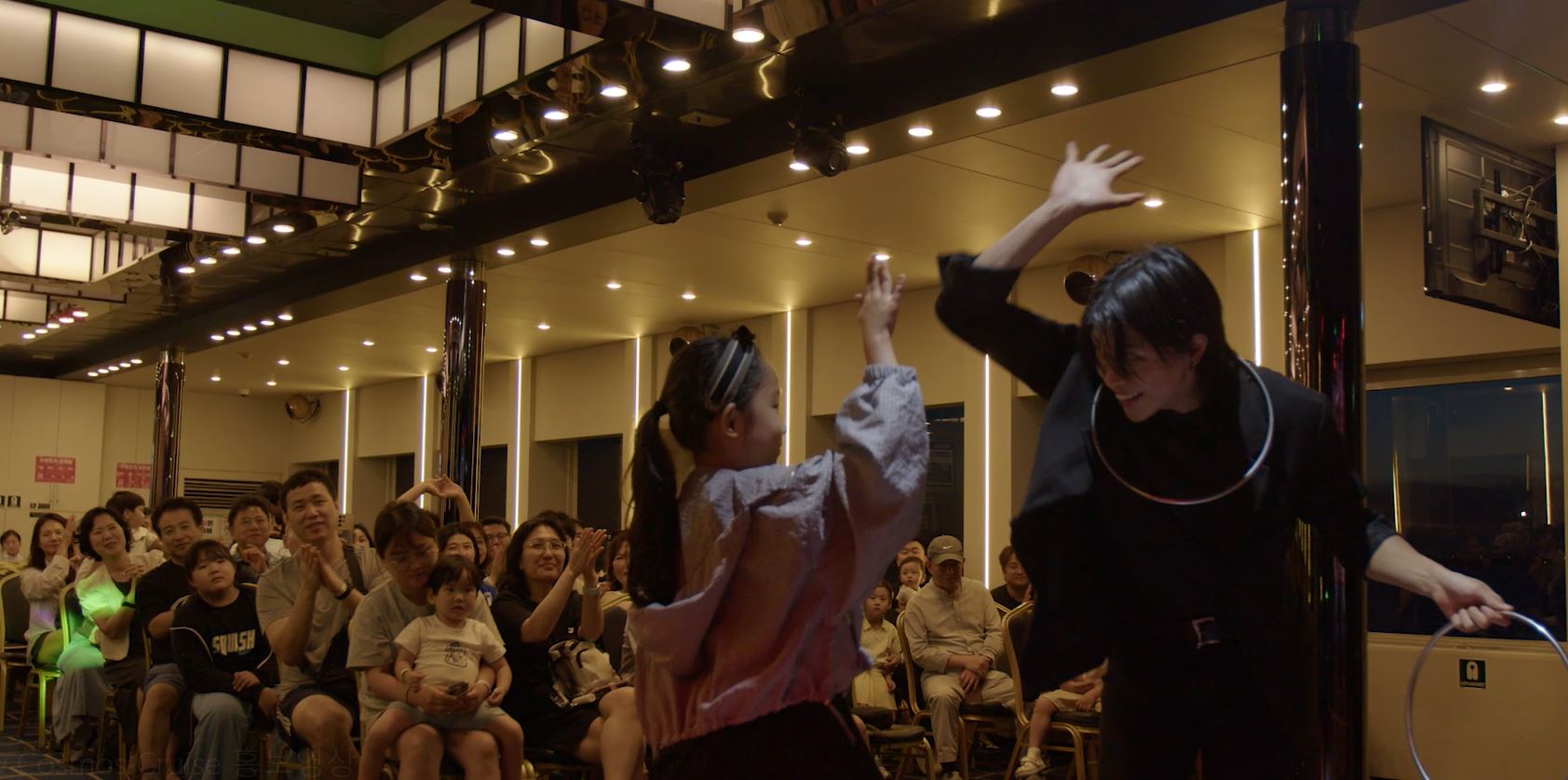家庭旅遊與三代同堂的絕佳選擇。孩子們可以欣賞魔術表演與餵海鷗，大人則能聆聽現場音樂並欣賞海岸風光，放鬆身心。