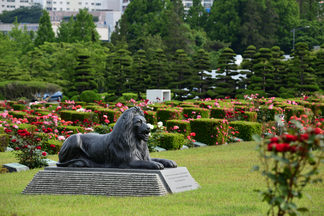 漫步於精心維護的園區，感受寧靜氛圍，沉澱心靈。