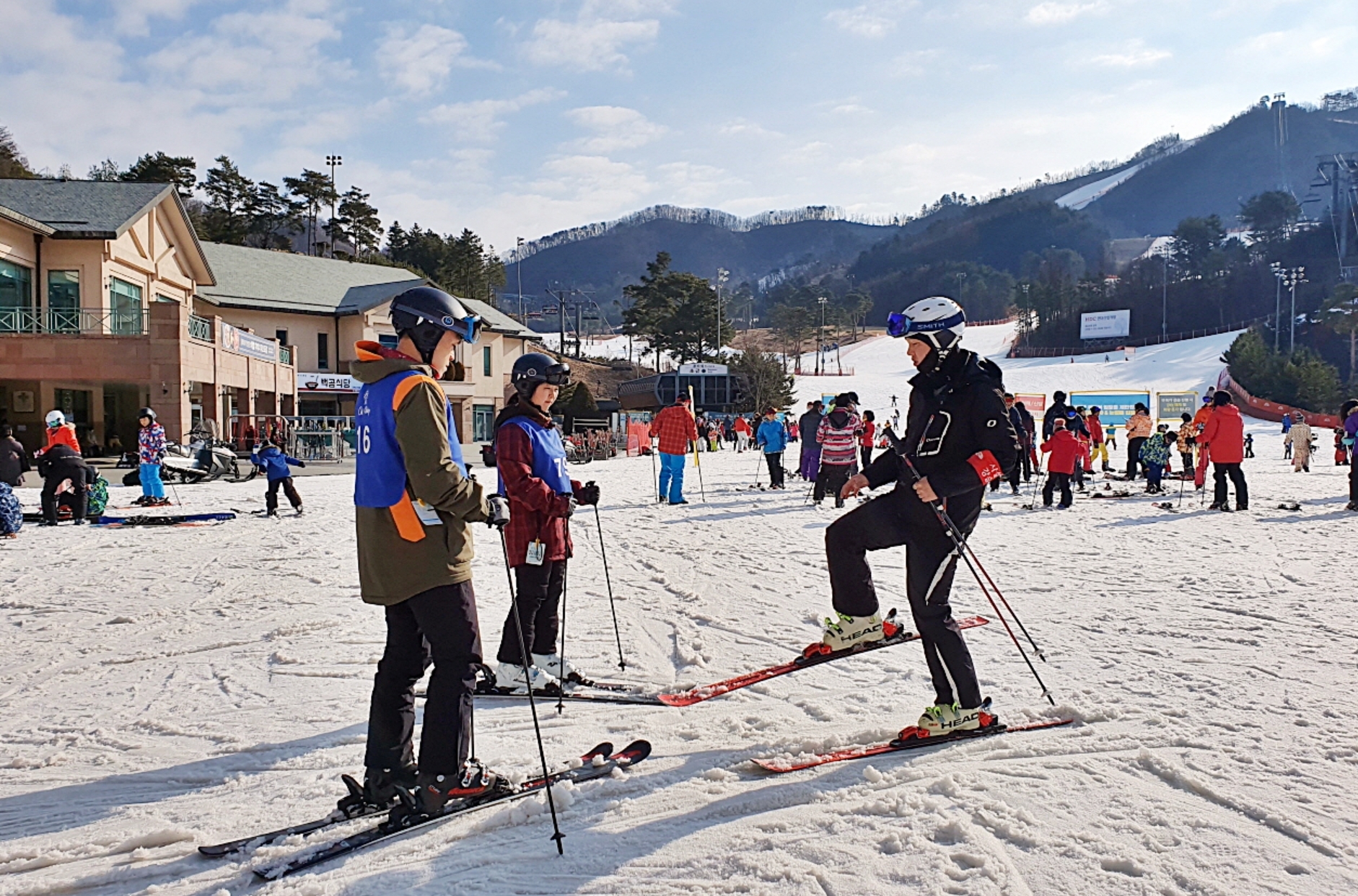 家庭在滑雪勝地享受活動 家庭在滑雪勝地享受活動