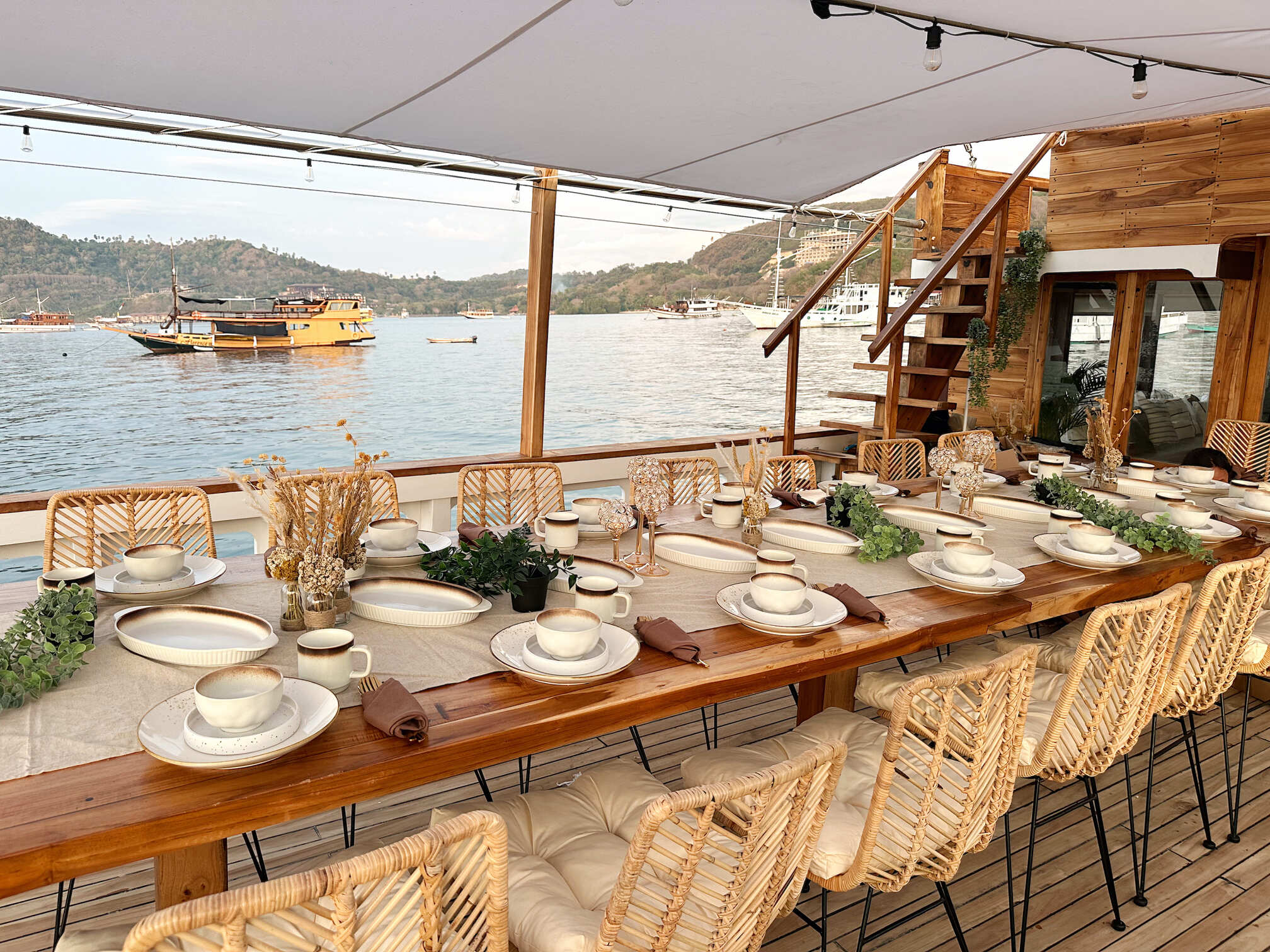 BOAT 2 Cozy Dining Area BOAT 2 Cozy Dining Area