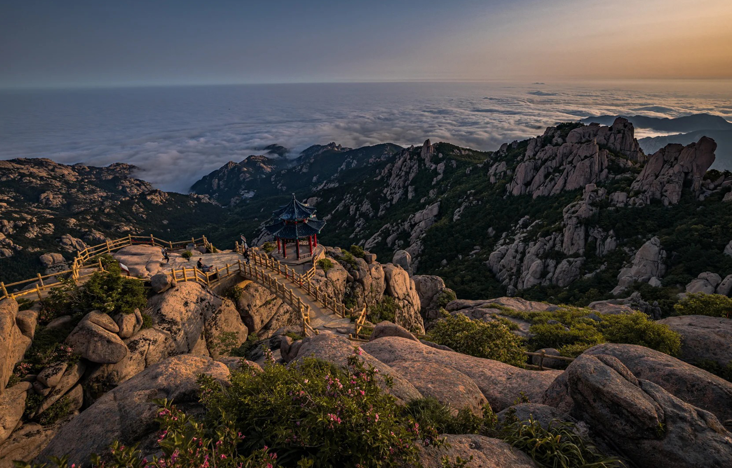 嶗山的核心遊覽區主要包括巨峰、太清、華嚴、仰口、九水等7個遊覽區，有問道太清、巨峰覽勝、太平拜壽、華嚴祈福、九水畫廊等精華遊覽路線。嶗山還是中國道教重要發祥地之一，有“道教全真天下第二叢林”之美譽