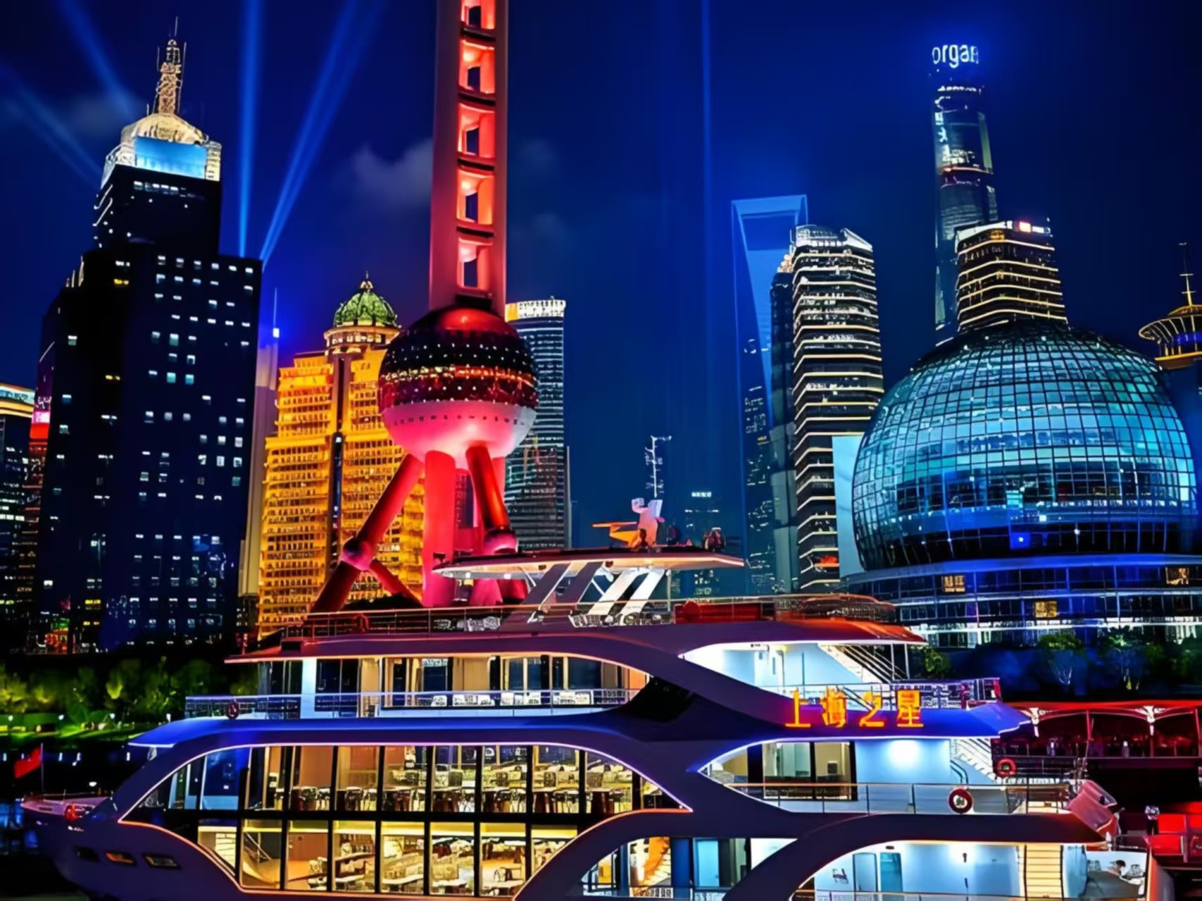 從碼頭登船後，航線會依次經過外灘萬國建築群、陸家嘴摩天大樓群、楊浦大橋、南浦大橋，全程約45分鐘。建議選靠甲板右側的位置，能無遮擋拍下外灘燈光秀與陸家嘴三件套同框的畫面