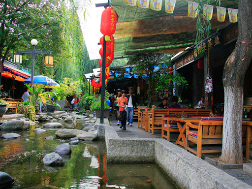 You will enjoy lunch in one of the restaurant here. Dali ancient town was a gateway to the Silk Road in Southwest China, and also served as a seat of government and a major military barracks for Yunnan Province in ancient times.  