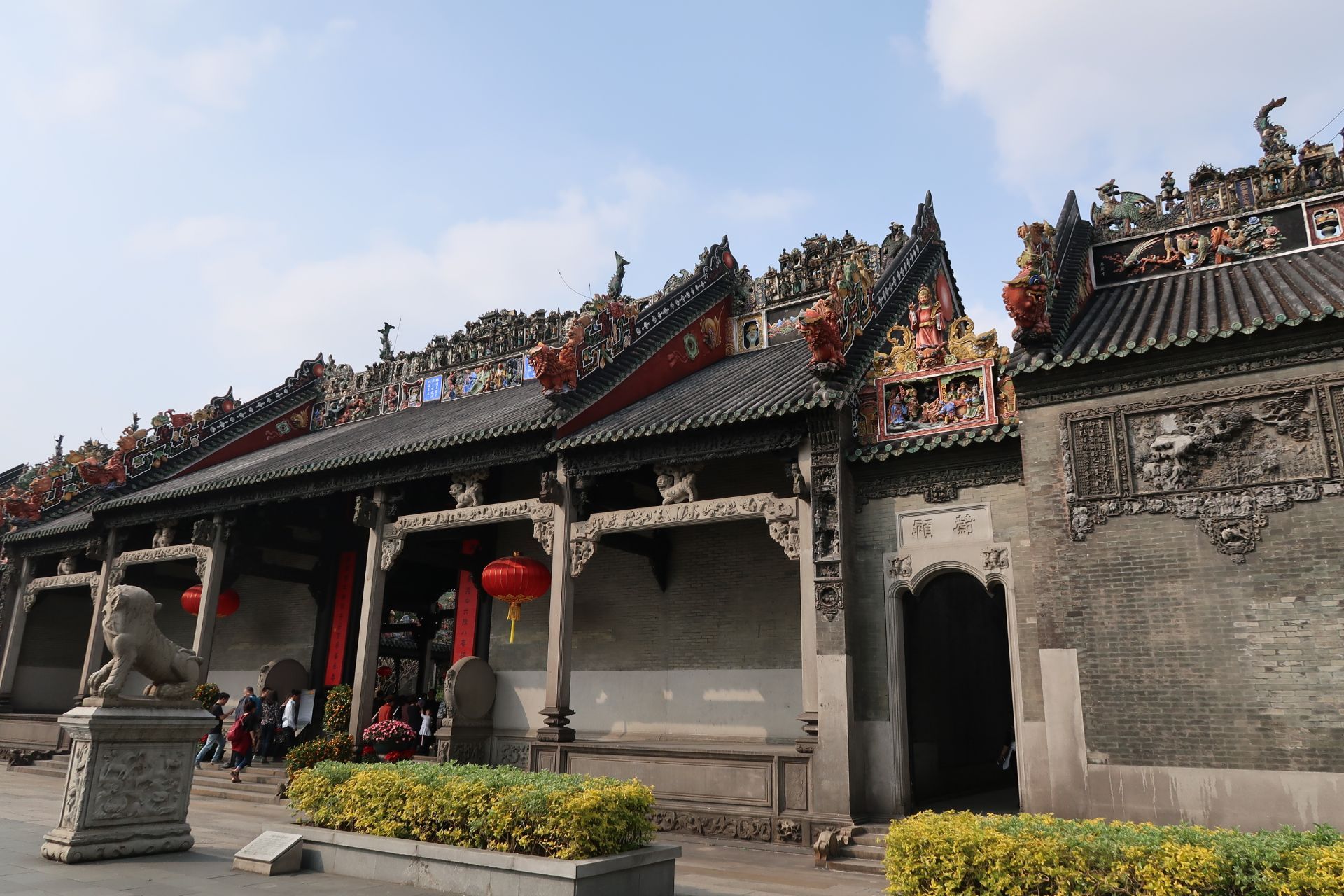 陳家祠:廣東現存規模最大、裝飾最精麗的清代宗祠建築。以“三雕兩塑一鑄”聞名,集嶺南建築藝術之大成,被譽為“嶺南建築藝術明珠”。現為民間工藝博物館,可一窺廣府文化精髓。 陳家祠:廣東現存規模最大、裝飾最精麗的清代宗祠建築。以“三雕兩塑一鑄”聞名,集嶺南建築藝術之大成,被譽為“嶺南建築藝術明珠”。現為民間工藝博物館,可一窺廣府文化精髓。